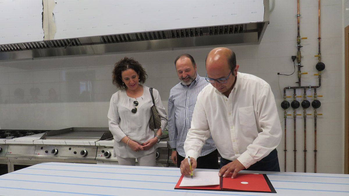 Francisco Castañón, Manuela García y Evaristo Menéndez en la firma de la entrega oficial de la cocina para Aspace León. | LNC Francisco Castañón, Manuela García y Evaristo Menéndez en la firma de la entrega oficial de la cocina para Aspace León. | LNC
