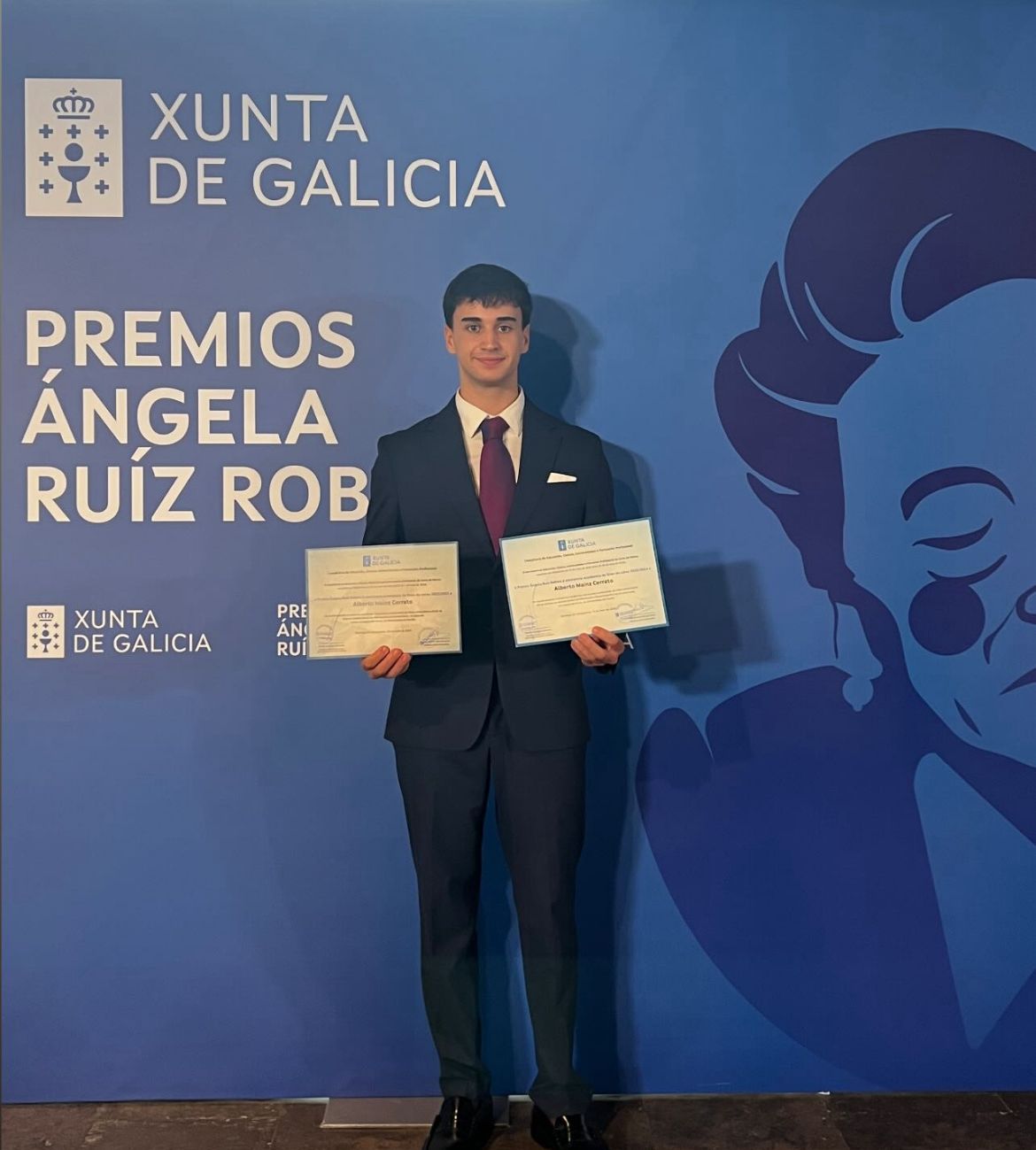 Alberto Mainz Cerrato posa con sus dos diplomas | L.N.C.