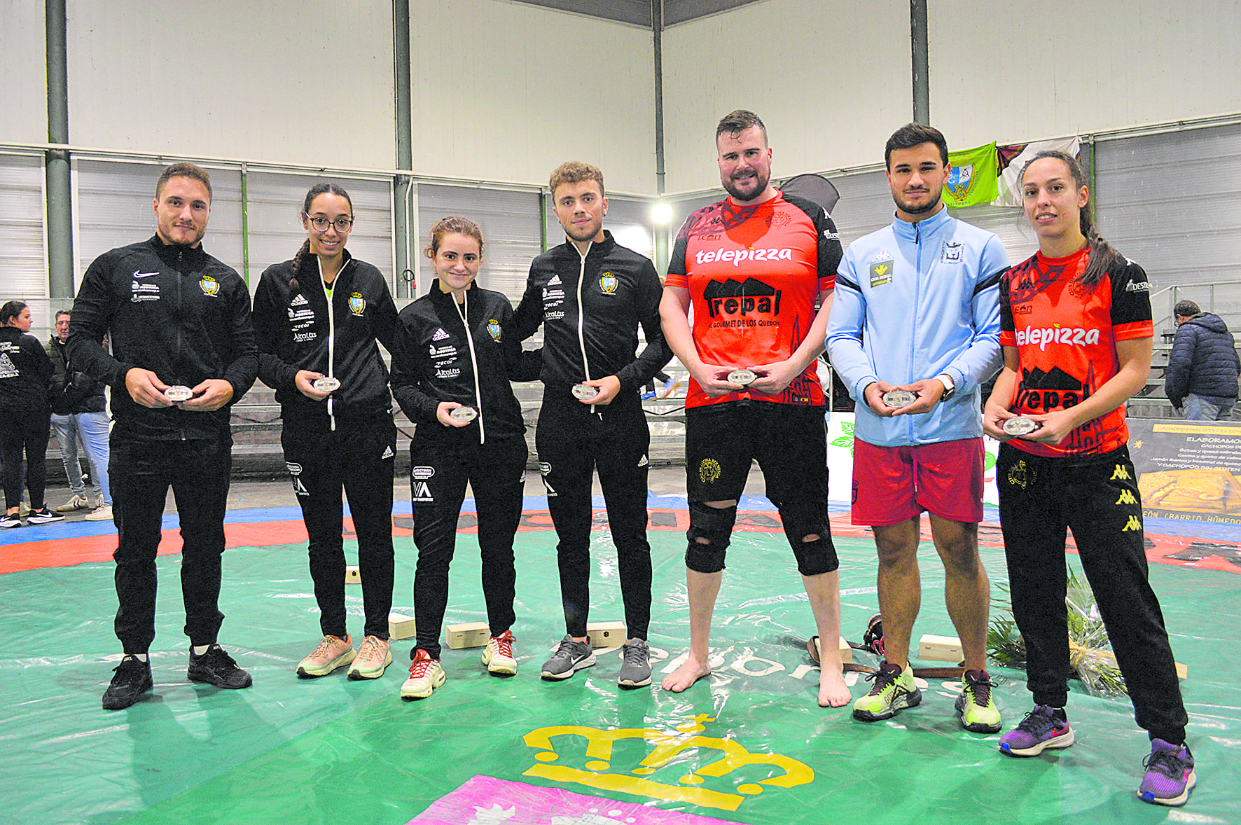 Los actuales campeones provinciales, ganadores en 2024, Moisés Vega ‘La Roca’, Edi García, Bea Riañi, Florián Yugueros, Caberín, Adri Rodríguez y Priscila Martínez. SAÚL ARÉN