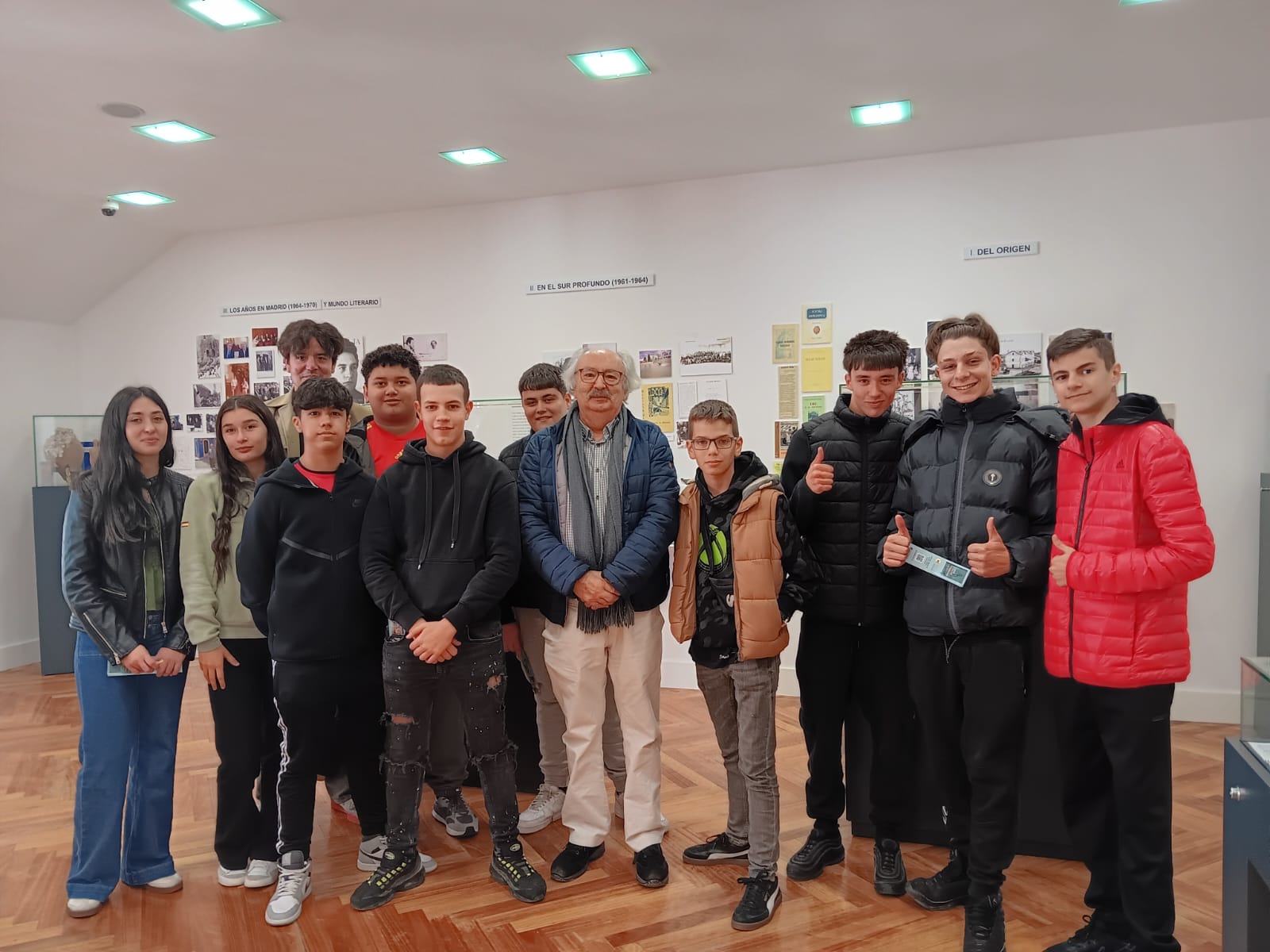 Alumnos del IES Ornia junto a Antonio Colinas durante la visita. | L.N.C.
