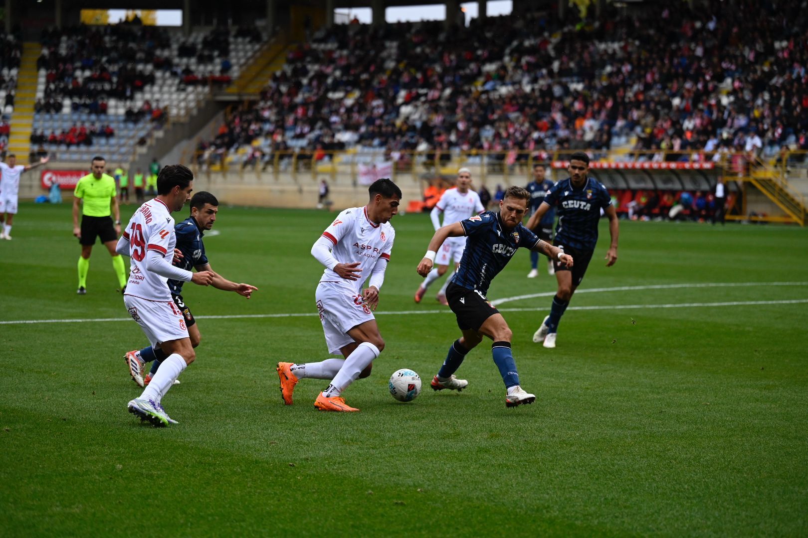 El mediocentro de la Cultural, Thiago Ojeda, intenta recortar al defensa del Ceuta. | SAÚL ARÉN