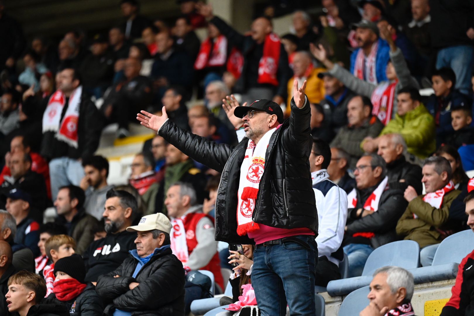 La afición de la Cultural, durante el partido frente al Ceuta. | SAÚL ARÉN