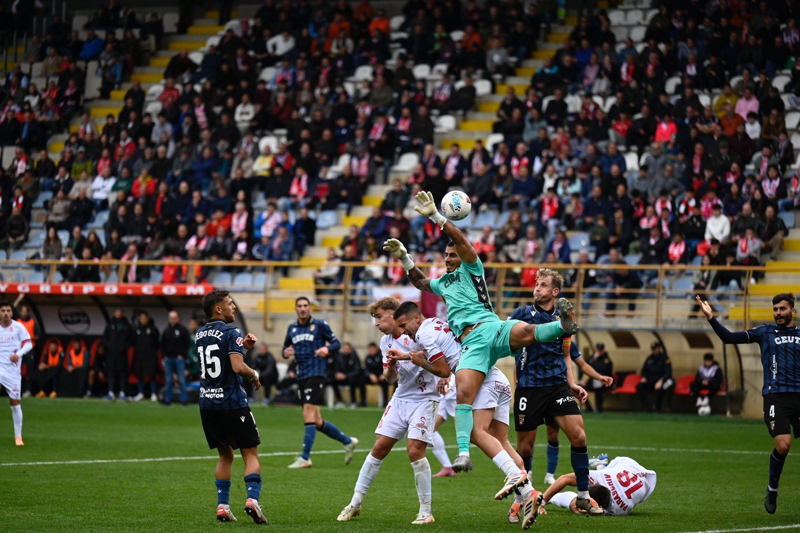 Rodri y Barzic buscan un balón aéreo ante el Ceuta. | SAÚL ARÉN