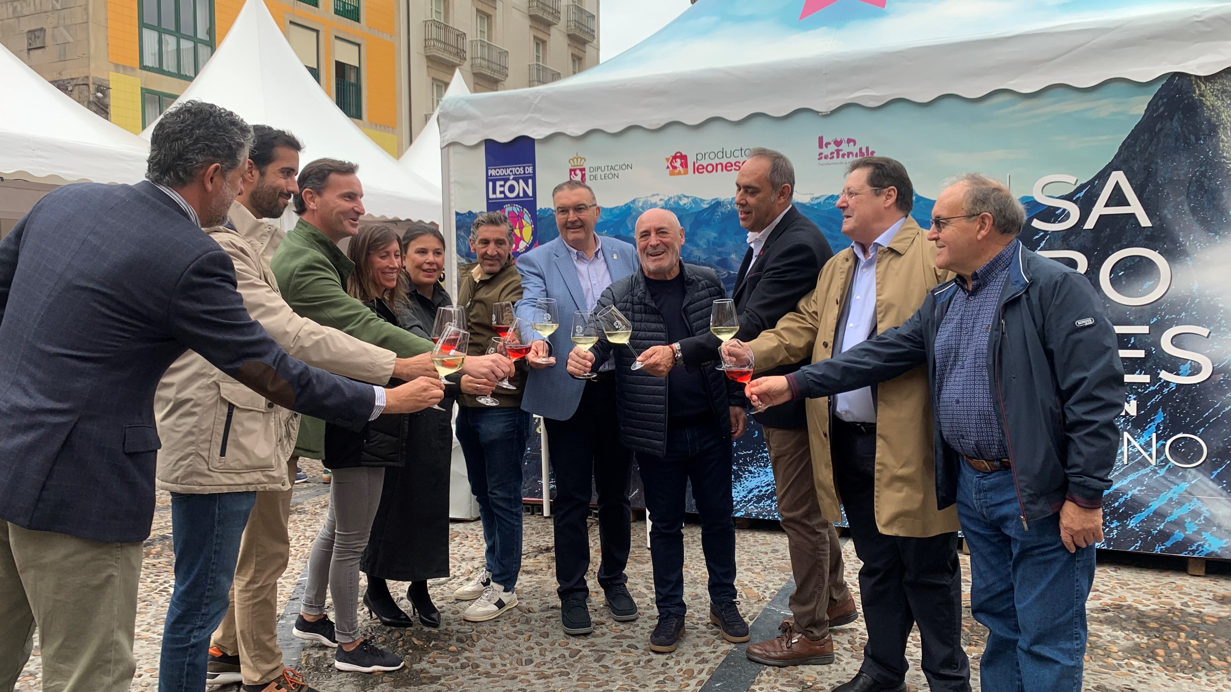 Brindis con vinos de la DO León durante la inauguración de la muestra. | L.N.C. Brindis con vinos de la DO León durante la inauguración de la muestra. | L.N.C.