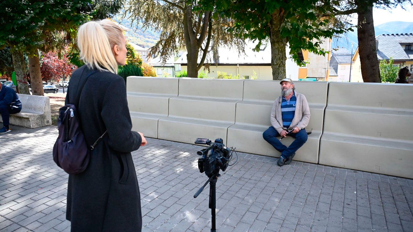 Laura Pastoriza y Fulgencio Fernández en plena faena, grabando una de las cataplasmas junto a la Casa de Cultura de Villablino. | SAÚL ARÉN