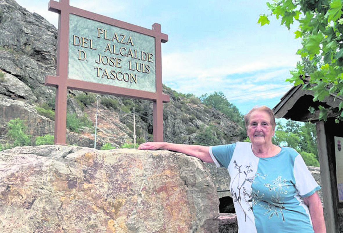 Felisa la de Valdepiélago, en agosto de 2024, en la plaza del pueblo que lleva el nombre de su marido, que fue alcalde, como se puede leer en la placa. | LAURA PASTORIZA