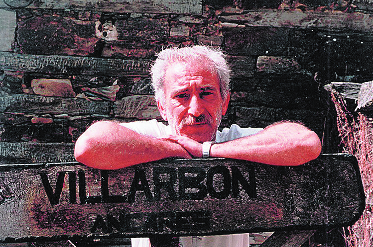 Yuma ante el cartel de uno de los proyectos a los que más esfuerzo y tiempo dedicó, la recuperación de Villarbón. | L.N.C.