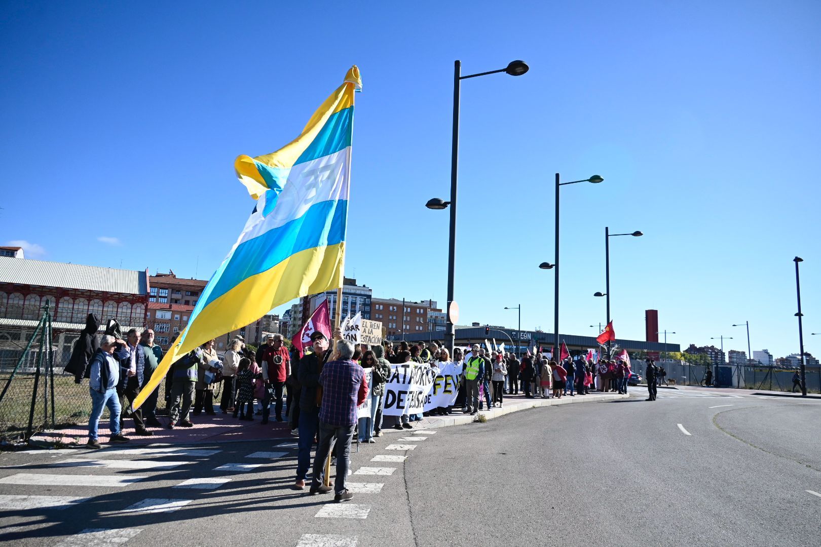 Protestas a la llegada de Pedro Sánchez a león. | SAÚL ARÉN