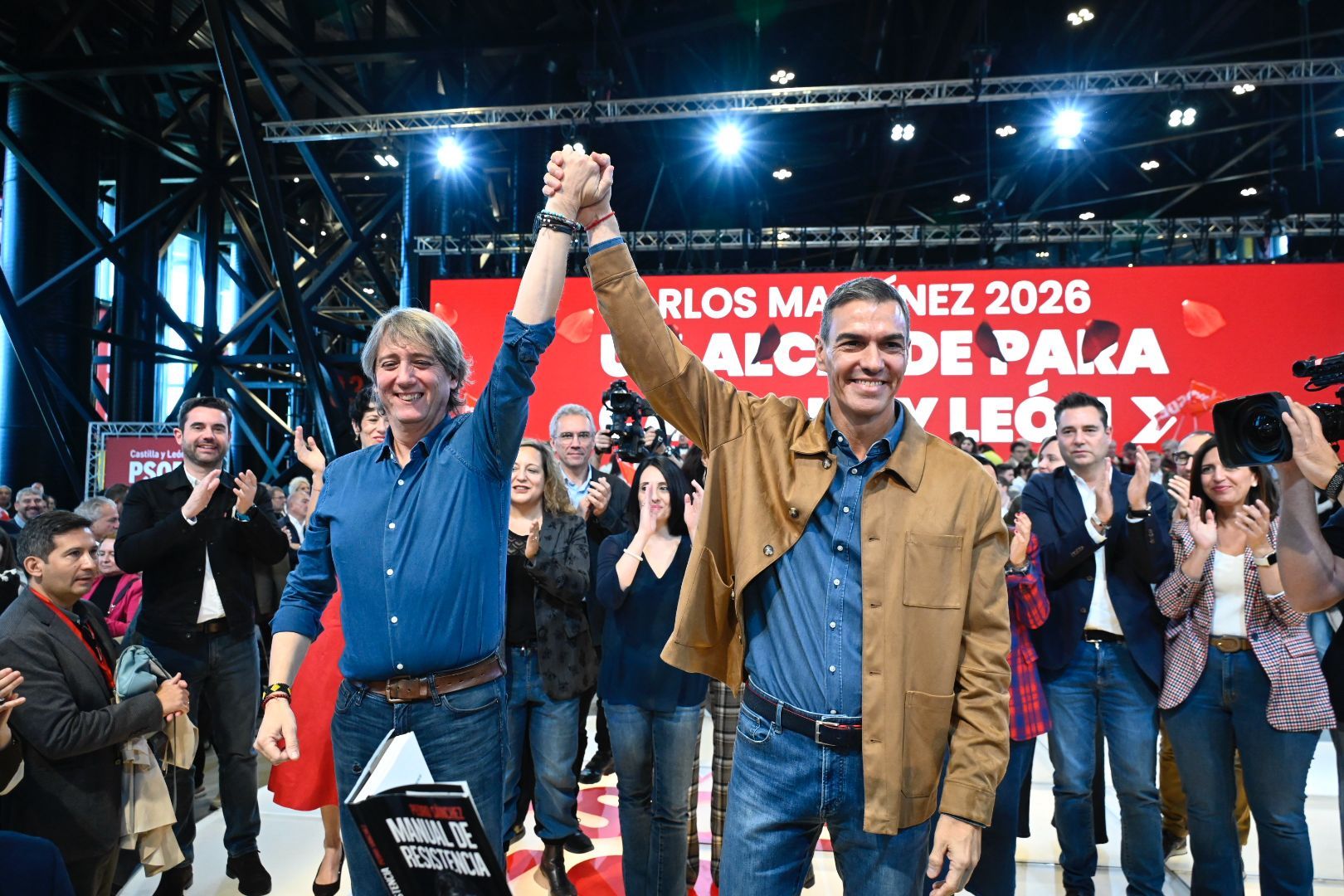 Pedro Sánchez, junto a Carlos Martínez. | SAÚL ARÉN