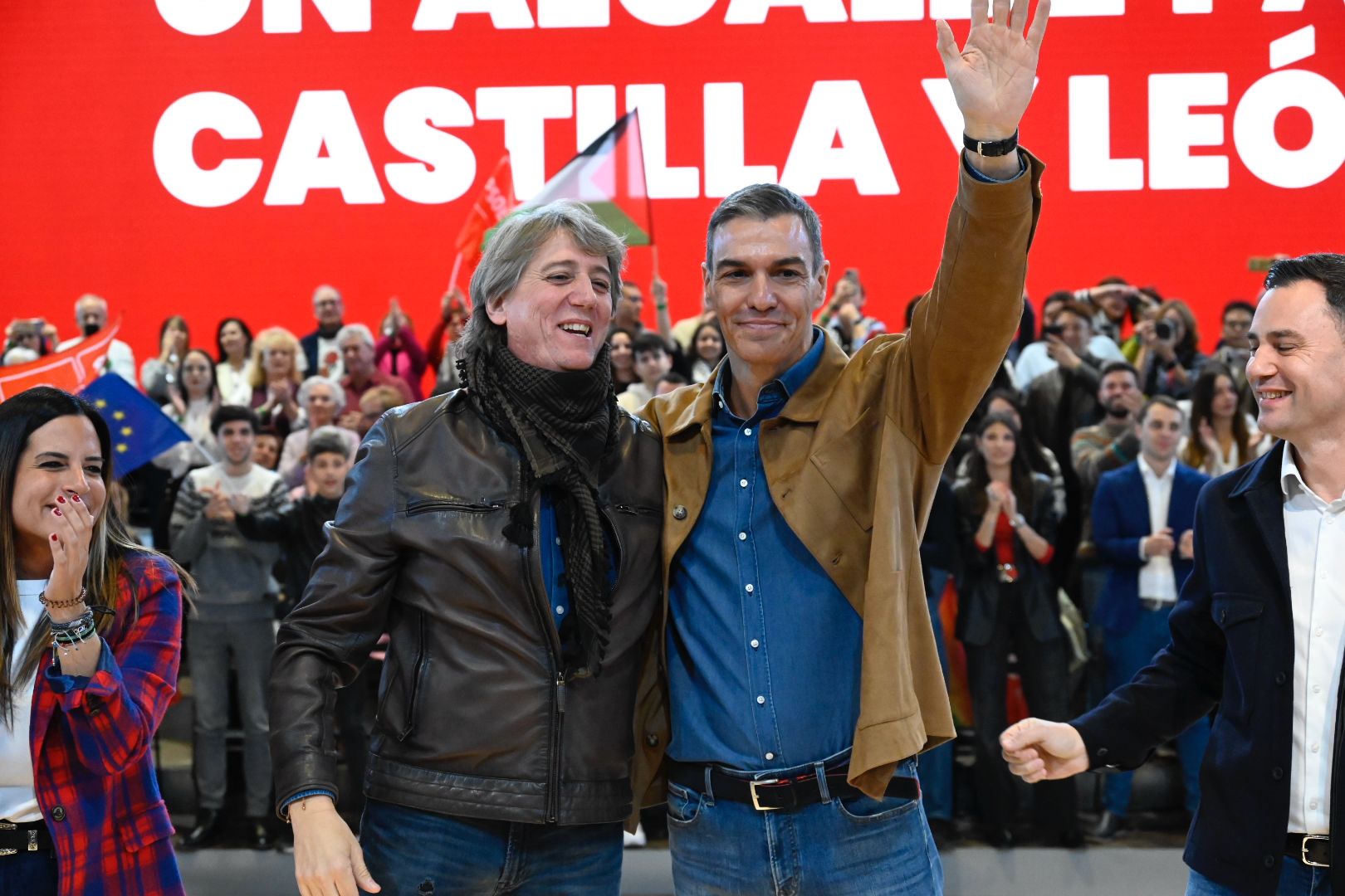 Carlos Martínez junto a Pedro Sánchez durante el acto en León. | SAÚL ARÉN