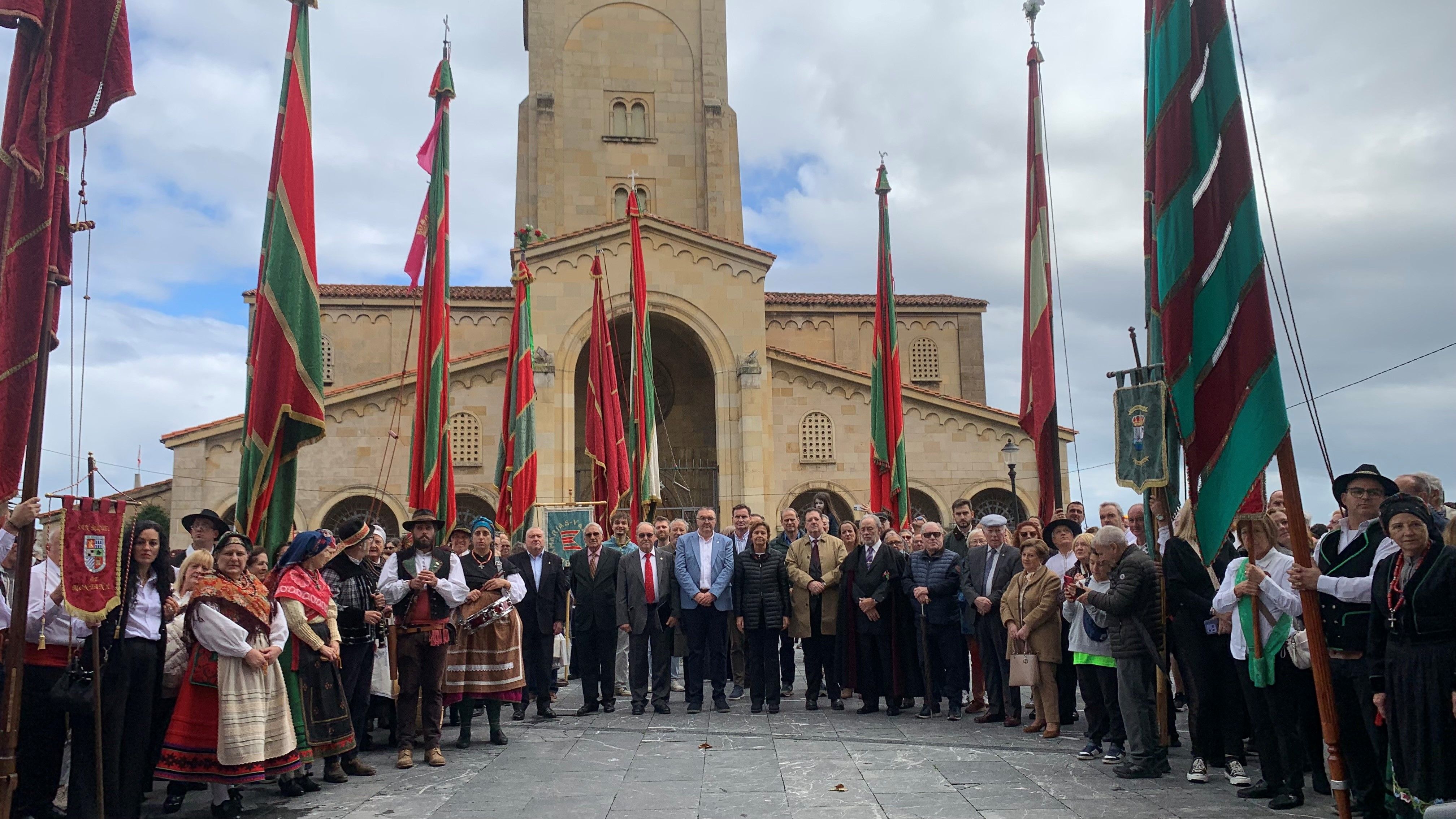 Un instante del desfile de pendones celebrado en Gijón este domingo. | L.N.C. Un instante del desfile de pendones celebrado en Gijón este domingo. | L.N.C.