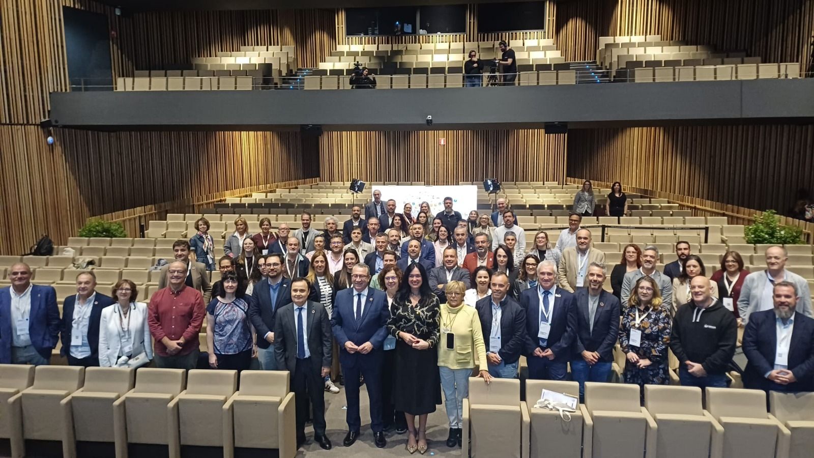Mari Carmen Mallo, la primera a la derecha, durante la asamblea. | L.N.C.