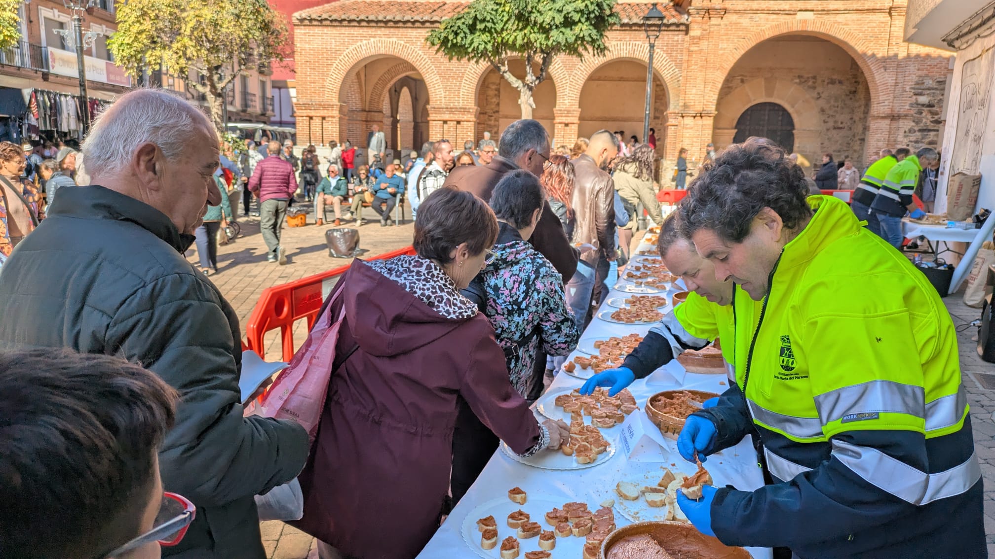 La plaza mayor acogió este domingo la tradicional jornada de degustación. | JAVIER PÉREZ