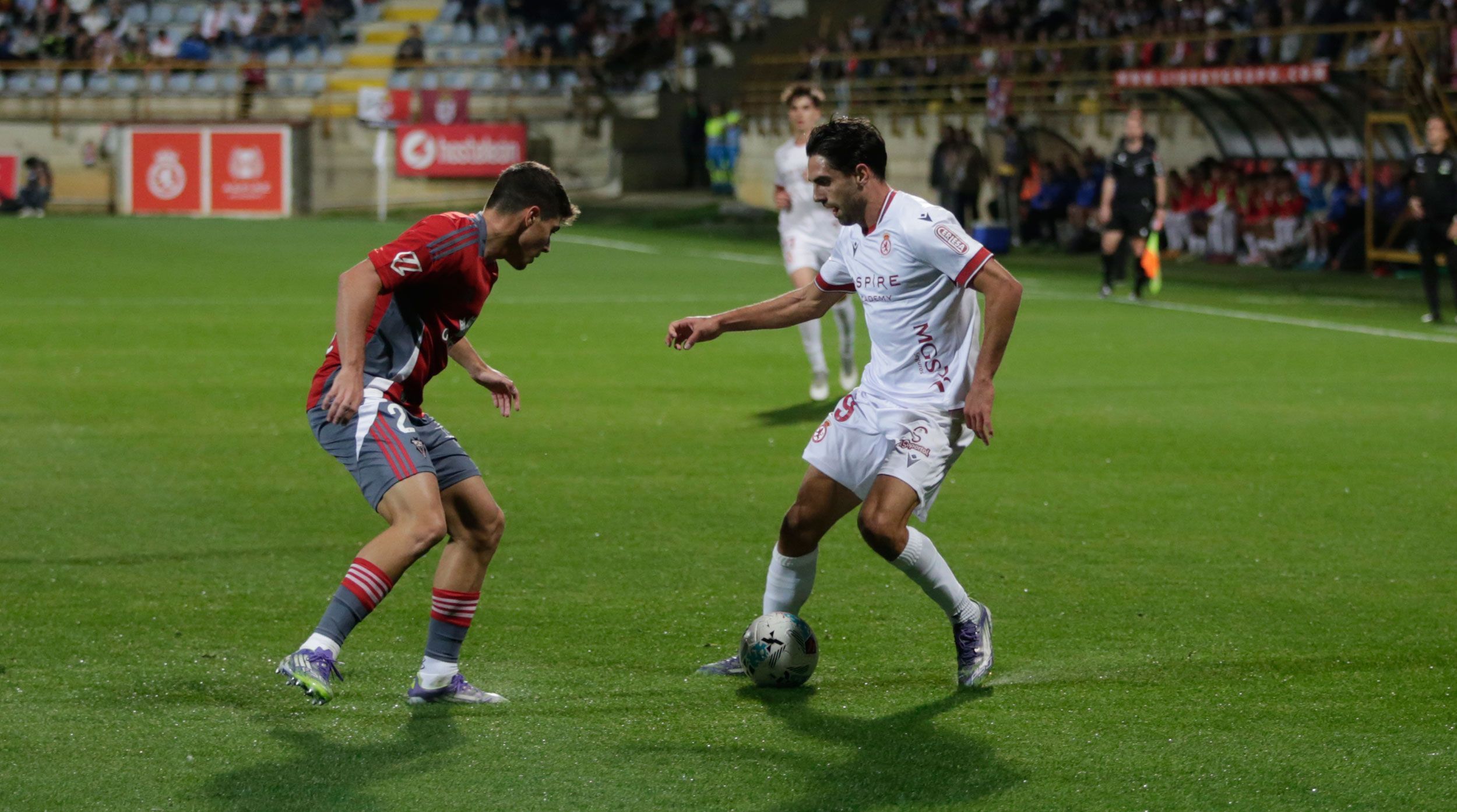 Sobrino encara a un rival del Albacete. | FERNANDO OTERO