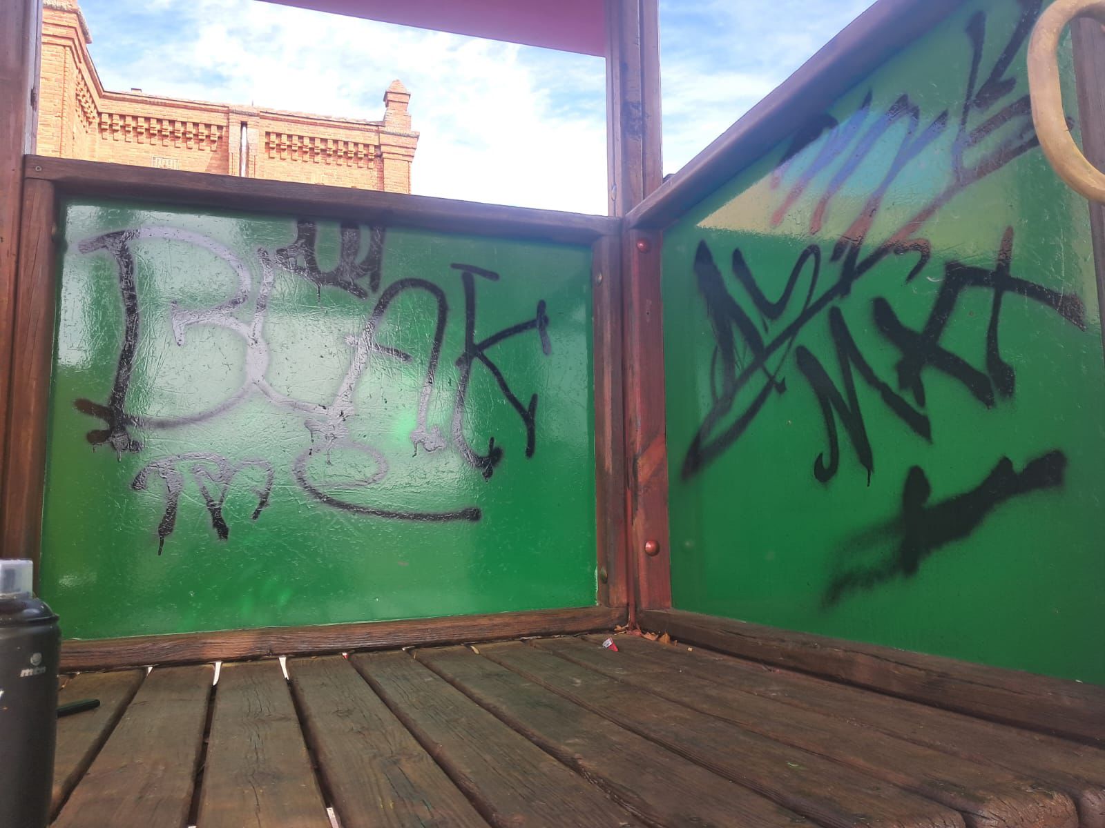 Graffitis que han aparecido en el parque del barrio de San Andrés. | L.N.C.