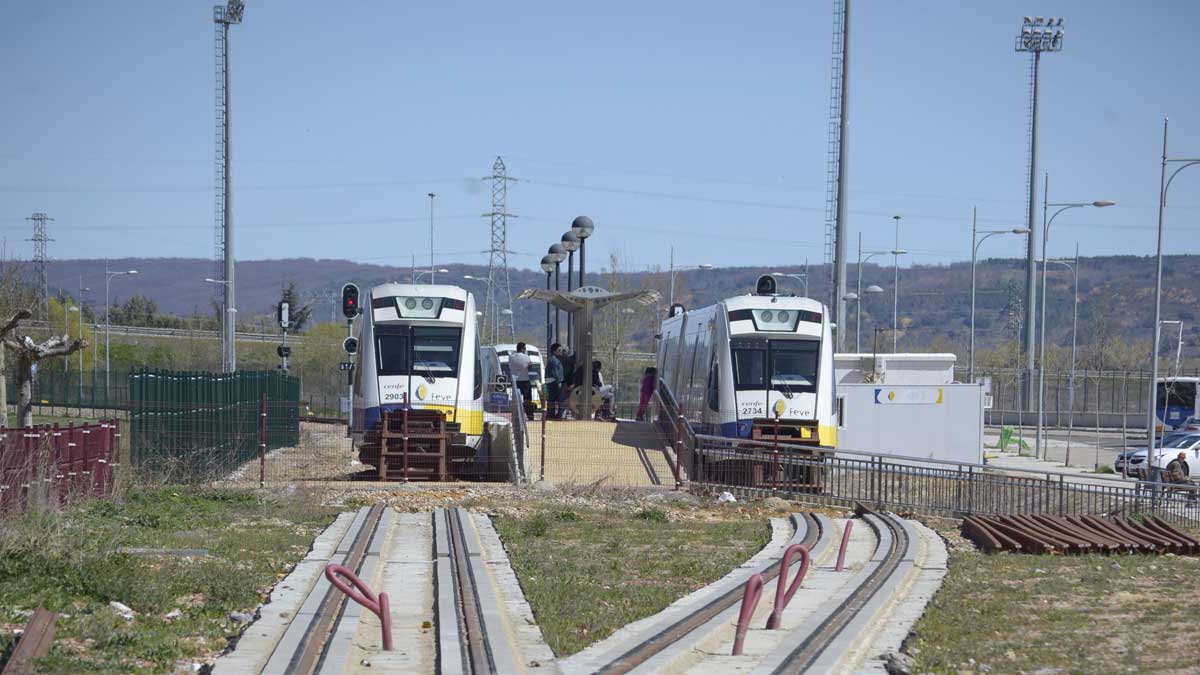 Trenes de la extinta Feve en la parada de La Asunción. | MAURICIO PEÑA