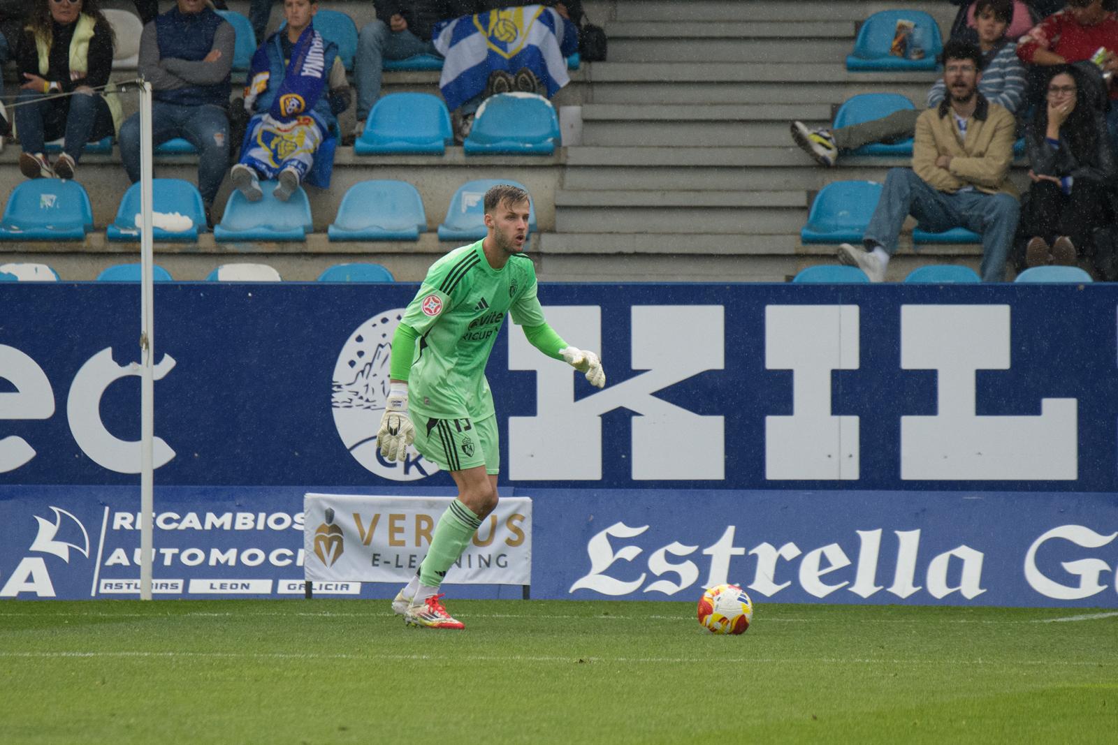Ángel solo ha encajado un gol con la Deportiva, en El Toralín ante el Pontevedra. QUINITO