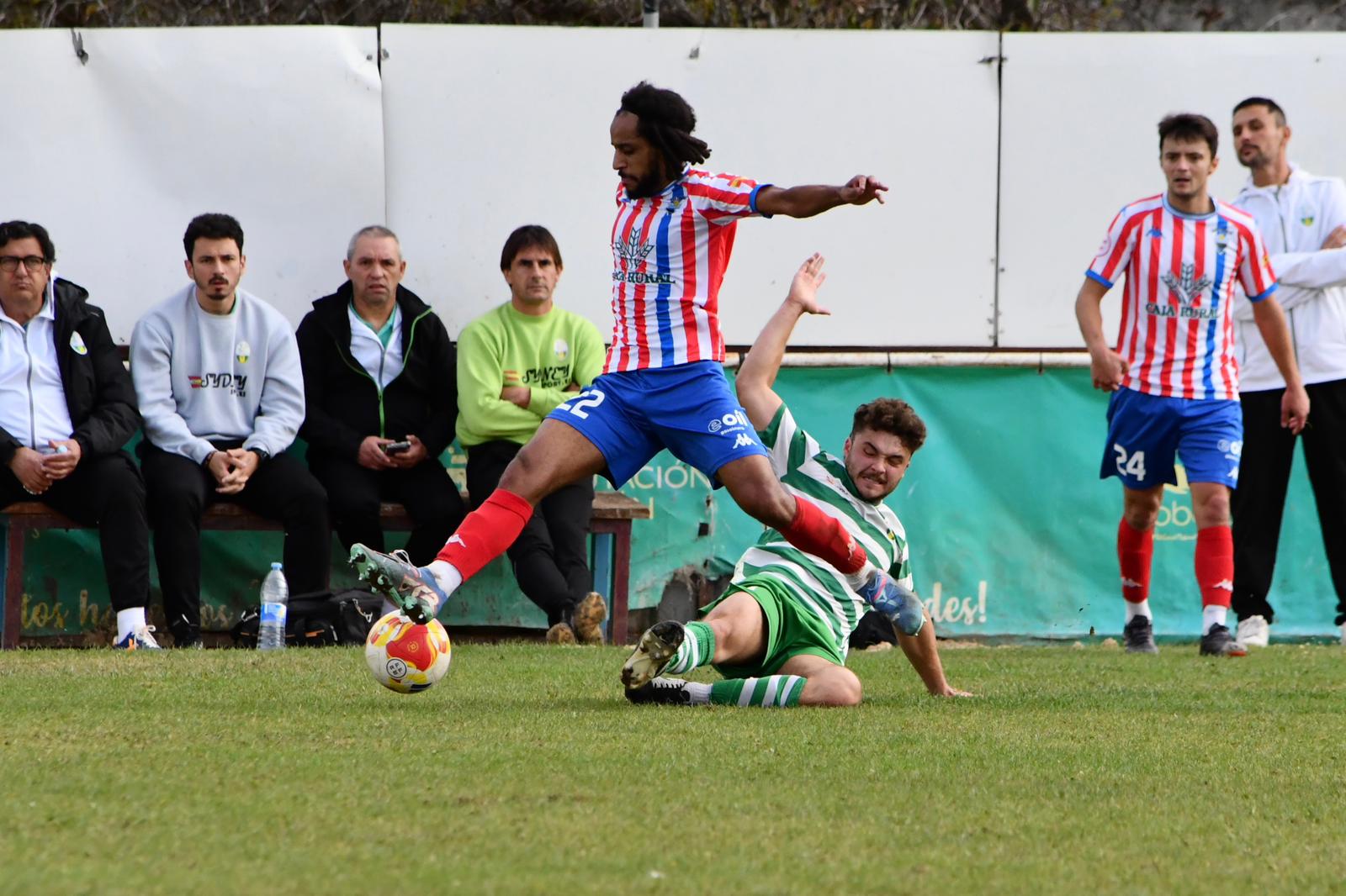 Uno de los momentos del partido entre La Virgen del Camino y el Tordesillas en Los Dominicos. @HENARGAR13