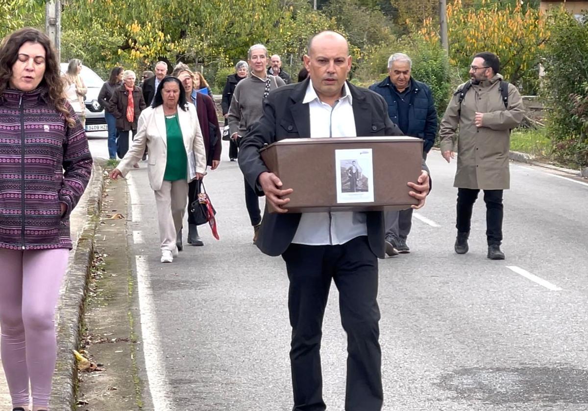 Los familiares de Guerrero trasladando sus restos al cementerio de Horta. | ARMH Los familiares de Guerrero trasladando sus restos al cementerio de Horta. | ARMH