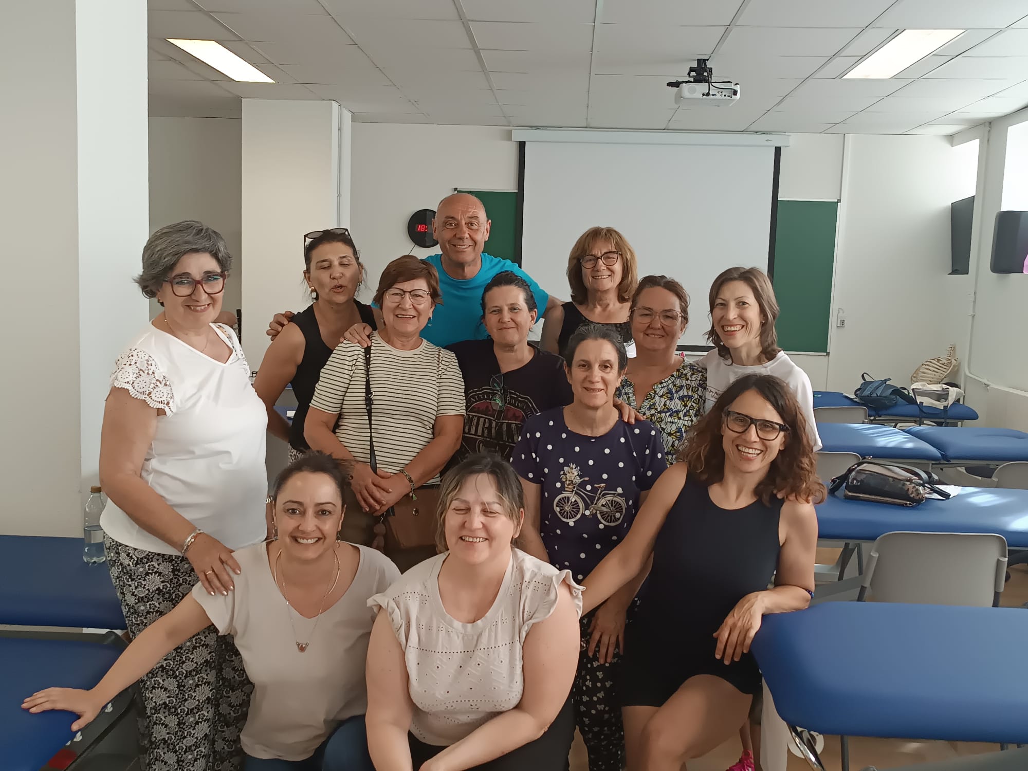 Las fisioterapeutas de la Gasbi Yolanda Escribano y Ana Martínez junto con el primer grupo del taller. Las fisioterapeutas de la Gasbi Yolanda Escribano y Ana Martínez junto con el primer grupo del taller.