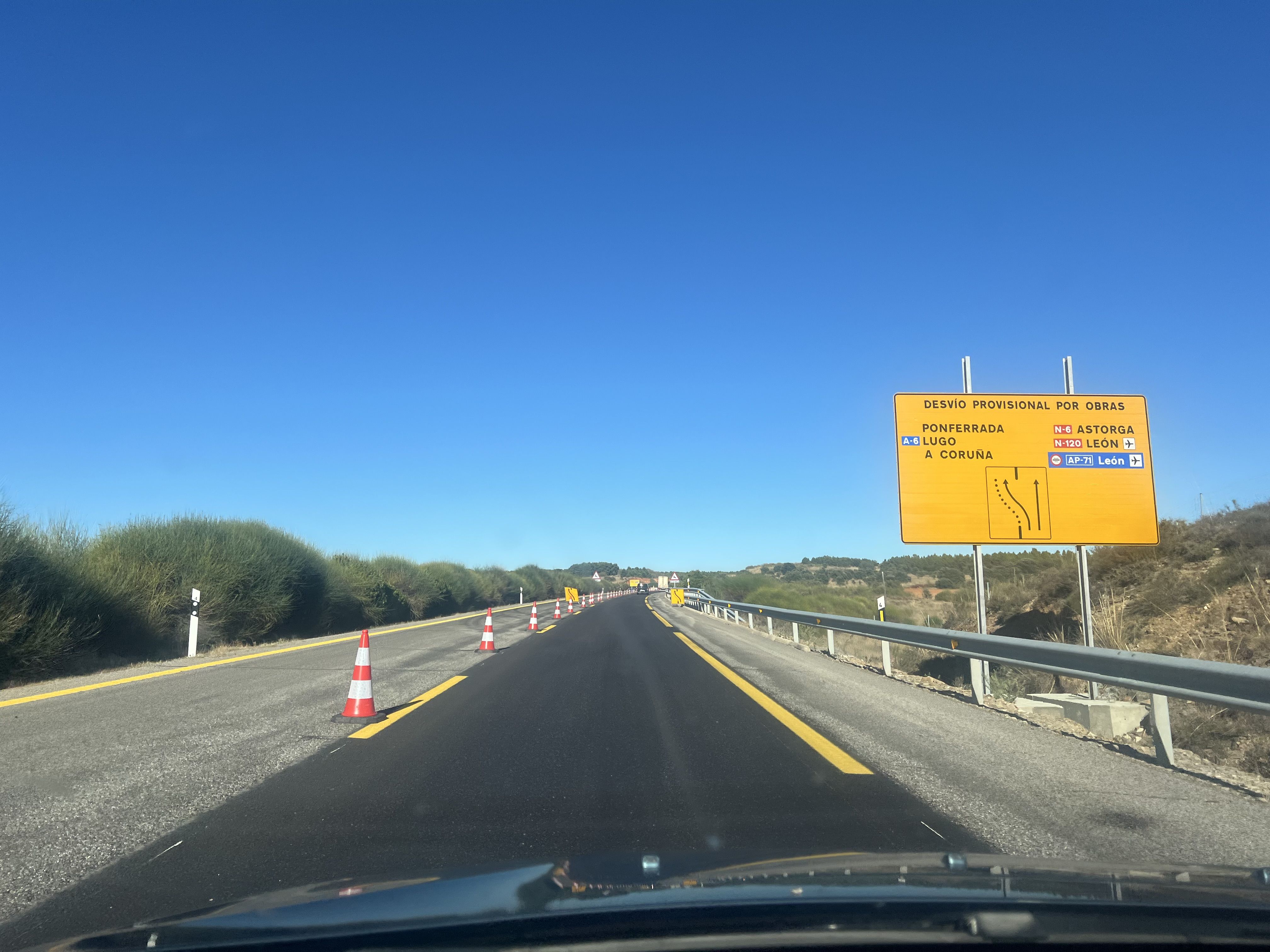 Desvío por las obras de reasfaltado en la A-6 a su paso por Astorga. | L.N.C.