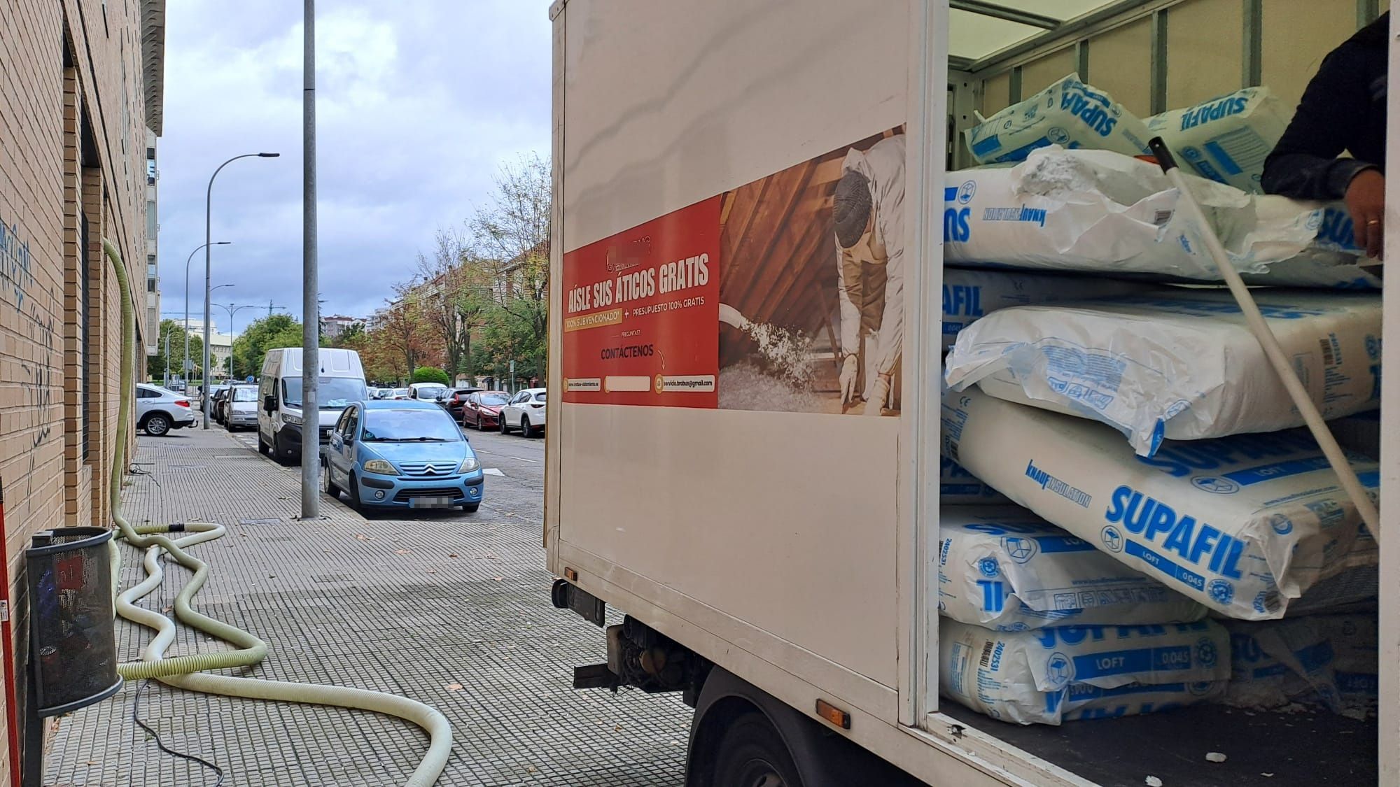 Una empresa de aislamiento en el barrio de La Palomera de León. | L.N.C. Una empresa de aislamiento en el barrio de La Palomera de León. | L.N.C.