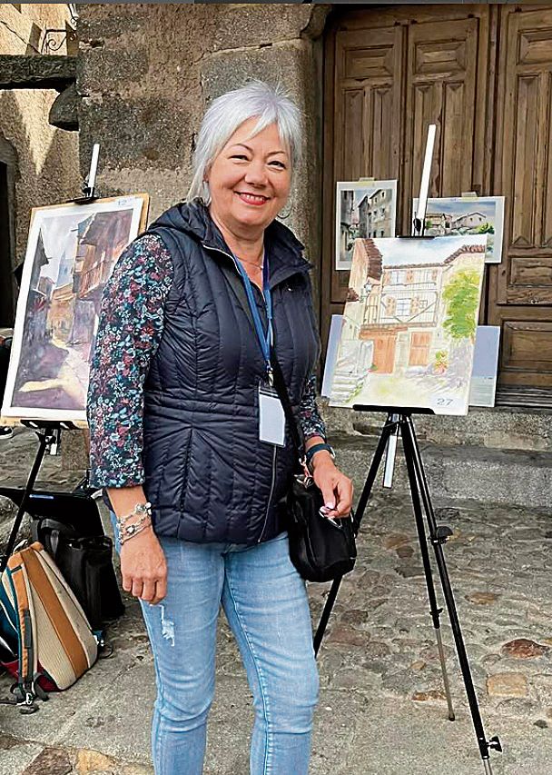 María Ángeles Villarpriego con algunas obras en una visita a La Alberca.