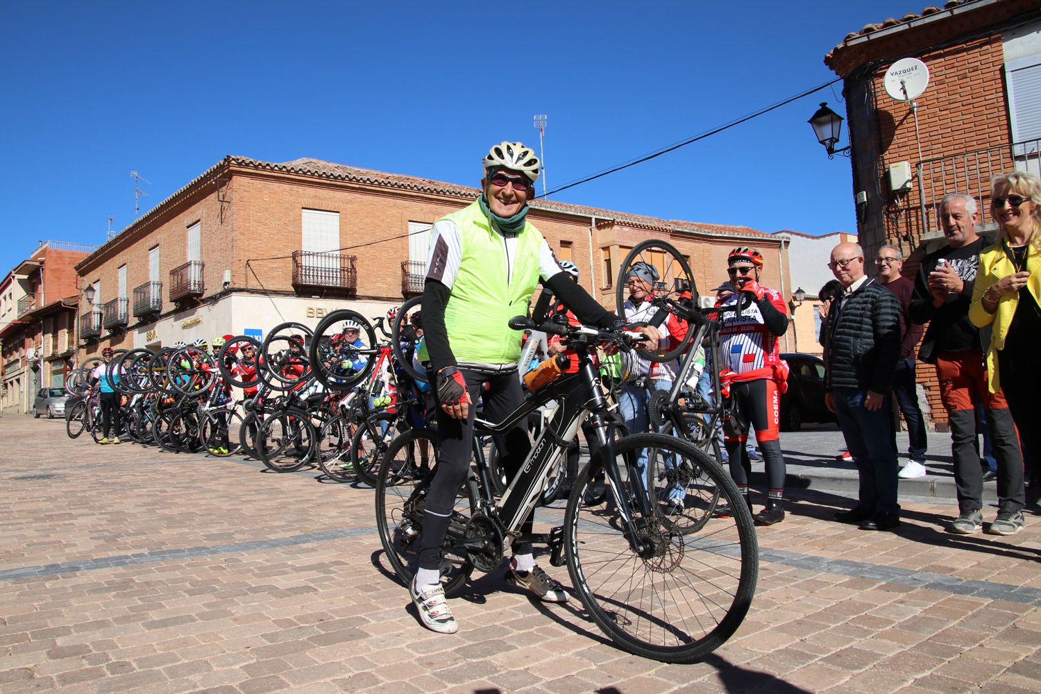 Benito recibiendo un homenaje por sorpresa por sus 90 años. | L.N.C.