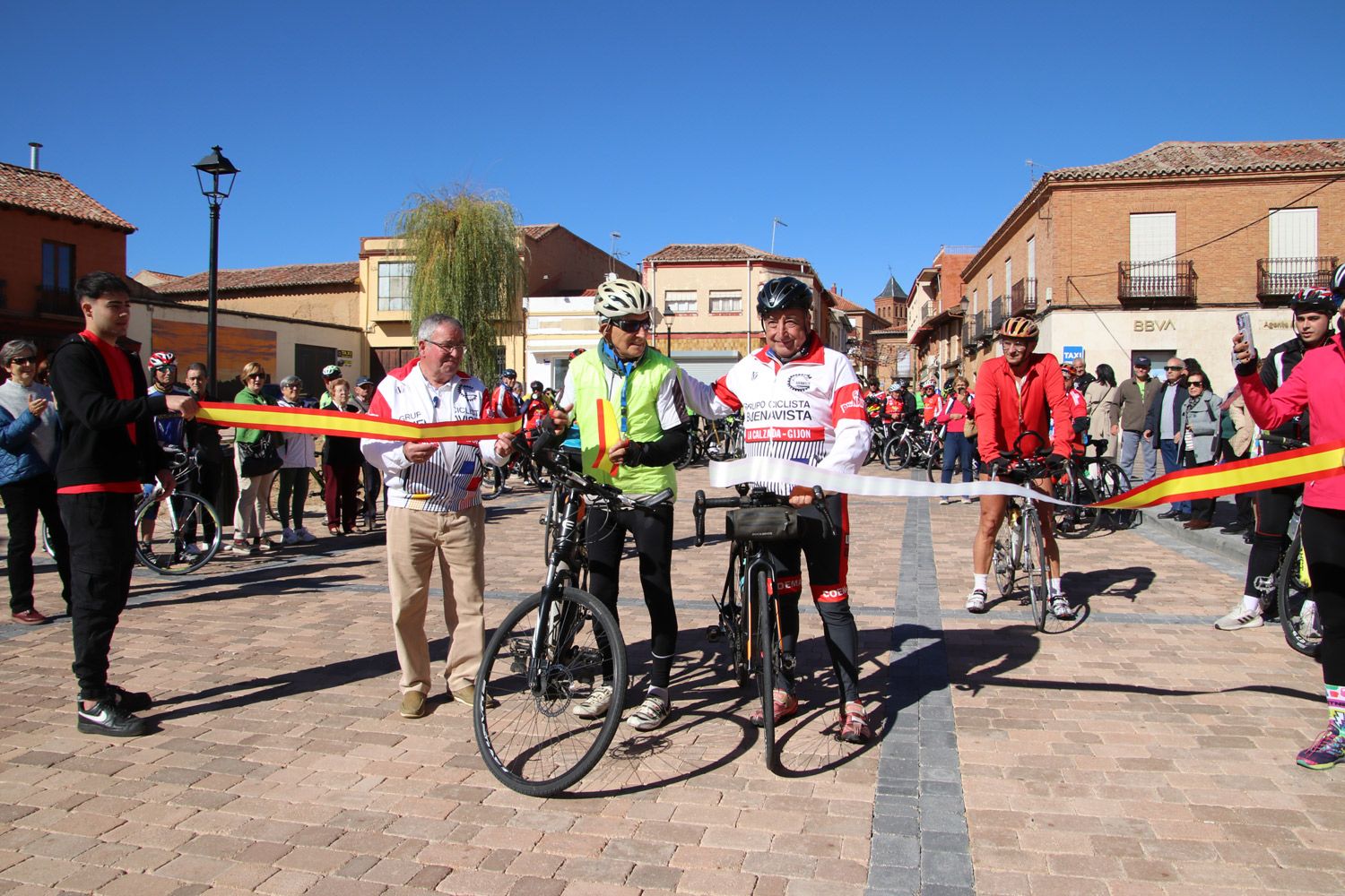 Homenaje a un leonés por sus 90 años que no se cansa de dar pedaladas a diario
