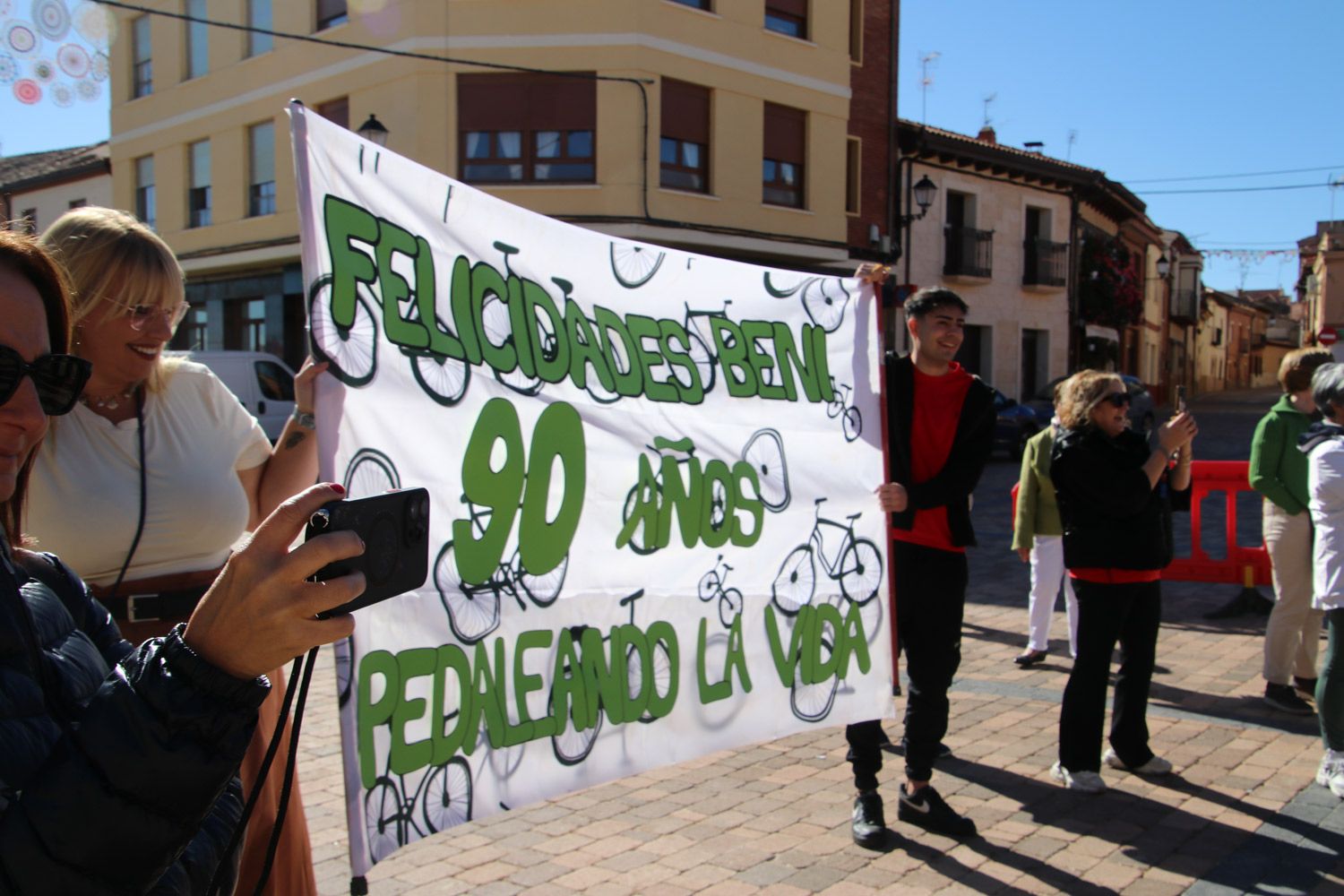 Homenaje a un leonés por sus 90 años que no se cansa dar pedaladas a diario