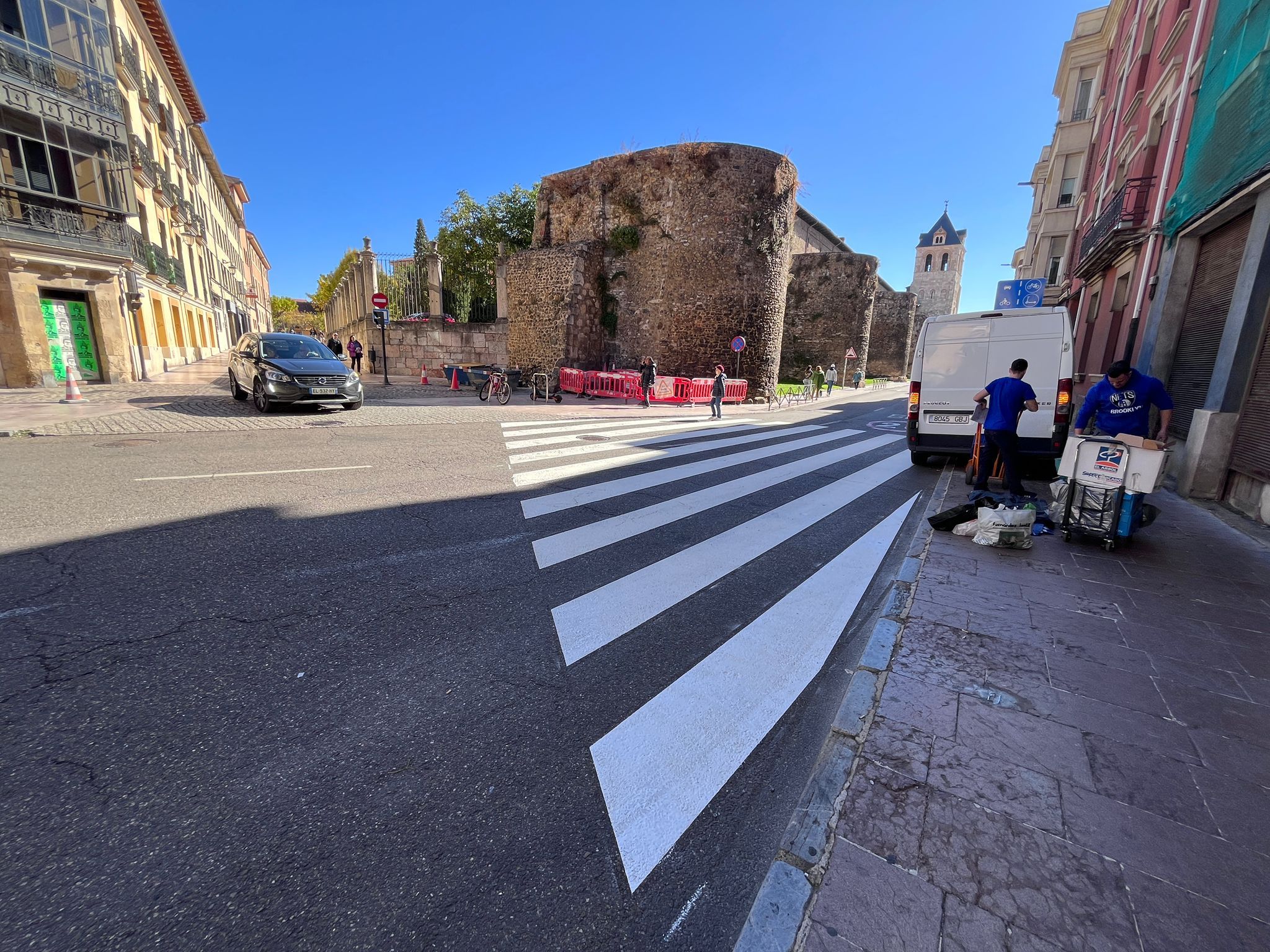El nuevo paso de peatones ya cuenta con una pintura acorde. | SAÚL ARÉN