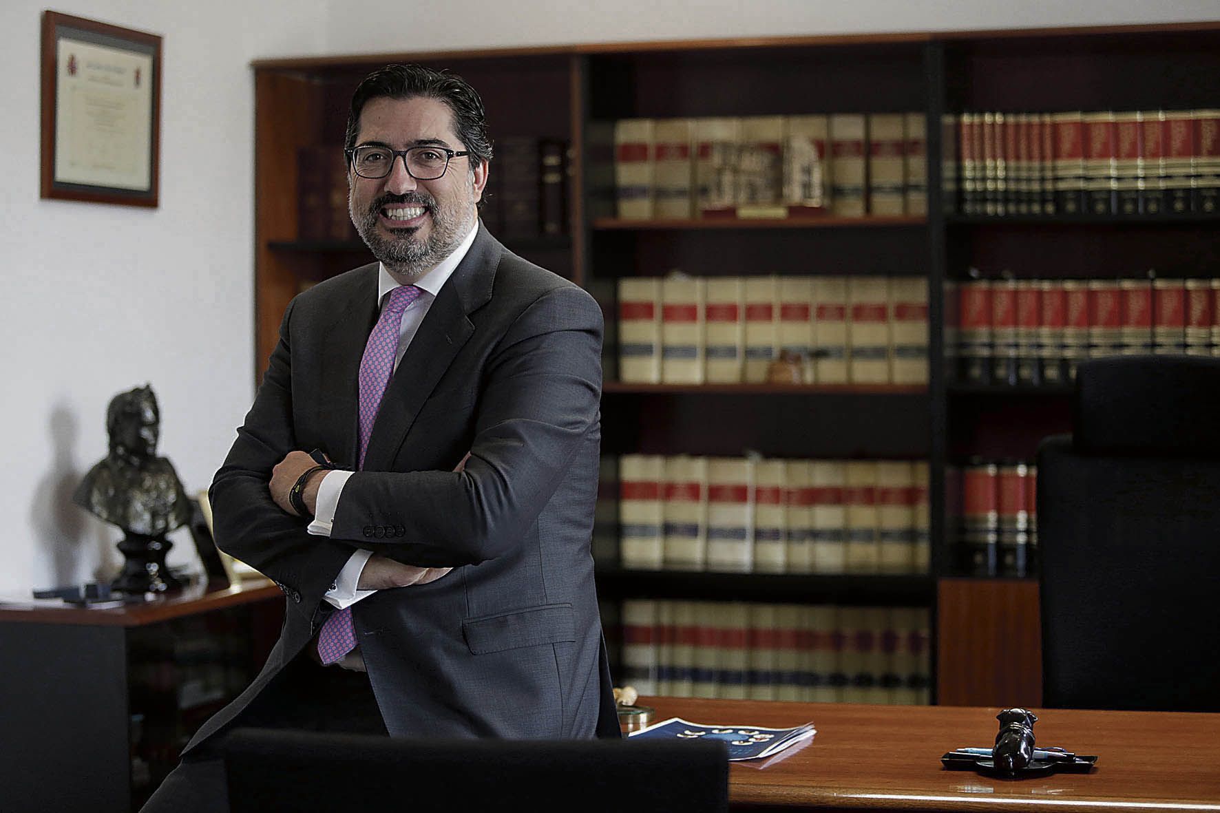 El candidato al Colegio de la Abogacía, David Díez, en su despacho. | FERNANDO OTERO