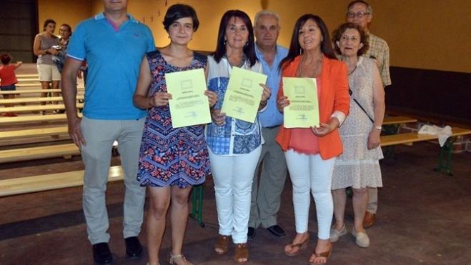 Con el diploma de ganadora en el Certamen der relatos de Gordaliza, junto a su hermana Laly (3º premio) y la ganadoras del 2º premio, además de los representantes municipales y de la asociación convocante. Con el diploma de ganadora en el Certamen der relatos de Gordaliza, junto a su hermana Laly (3º premio) y la ganadoras del 2º premio, además de los representantes municipales y de la asociación convocante.