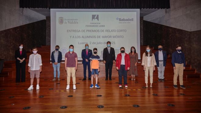 Recogiendo el premio en Luarca, todavía en tiempos de pandemia Recogiendo el premio en Luarca, todavía en tiempos de pandemia