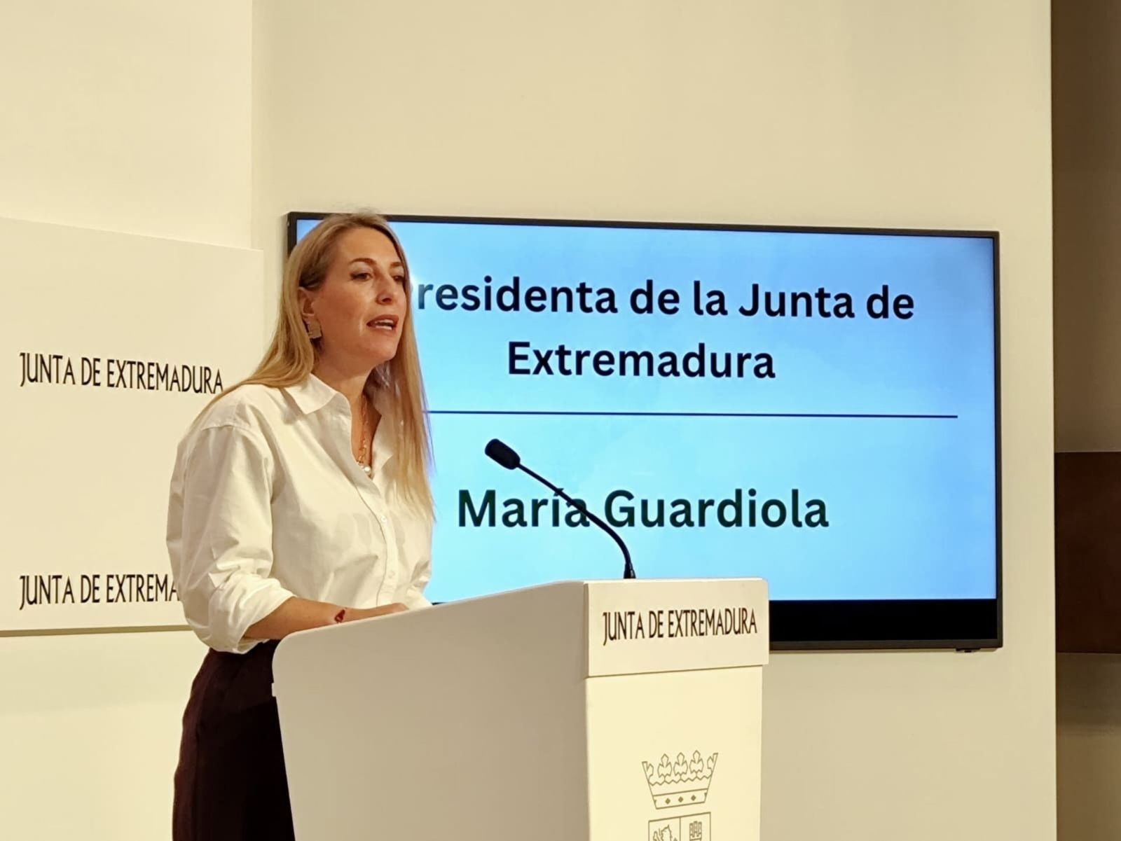 La presidenta de la Junta de Extremadura, María Guardiola, en rueda de prensa este lunes en Mérida | EUROPA PRESS