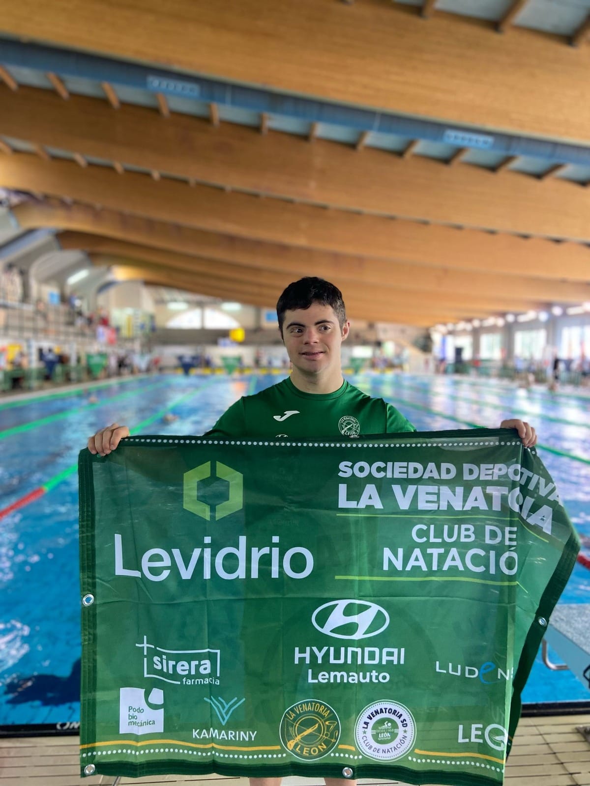 Pablo, en una competición con la bandera del club de La Venatoria. | L.N.C.