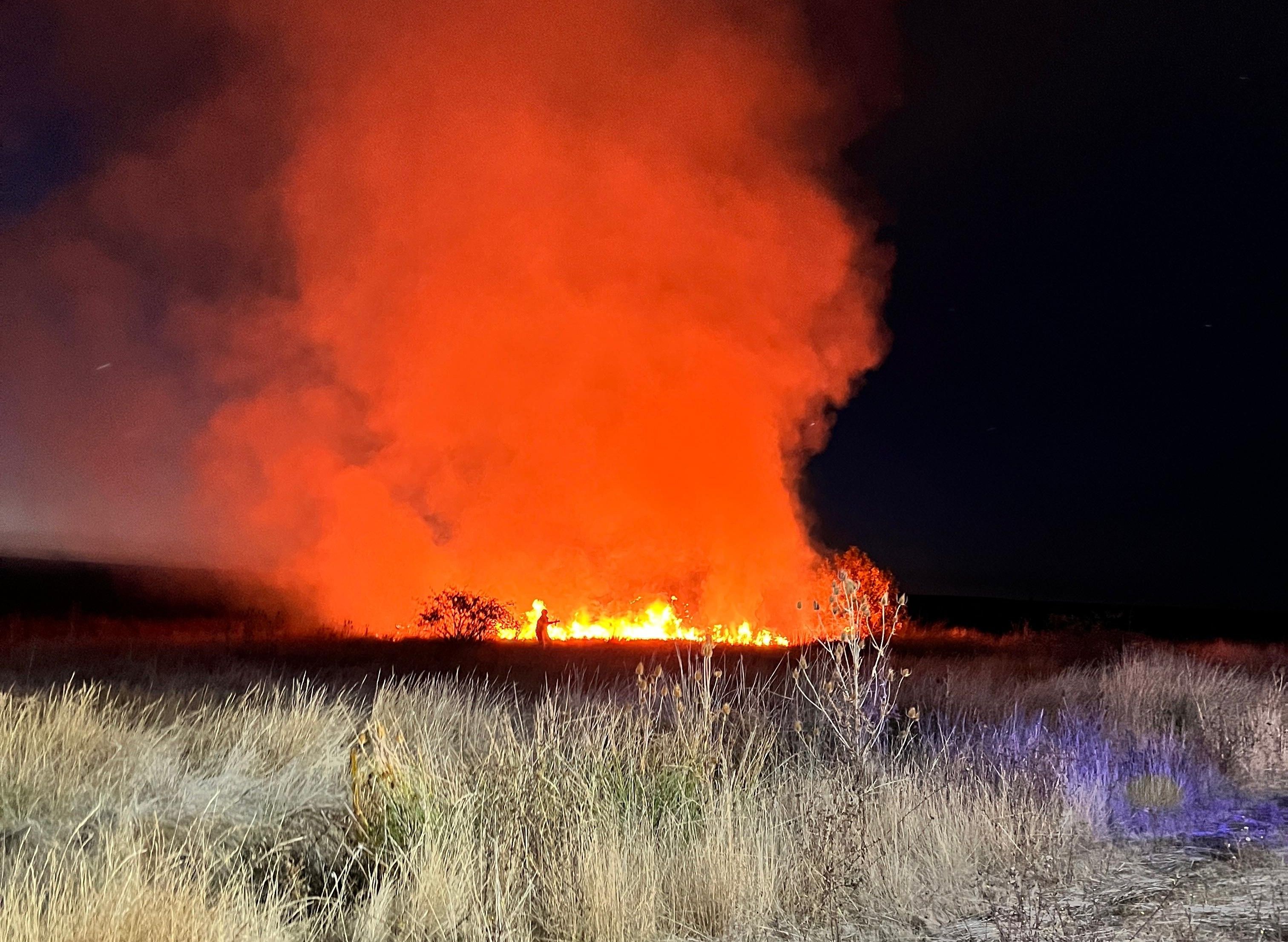 Incendio agrícola en Matadeón de los Oteros. | DIPUTACIÓN DE LEÓN