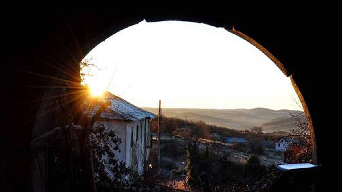 En el pequeño pueblo de Robledo de Omaña se desarrolla toda la trama.