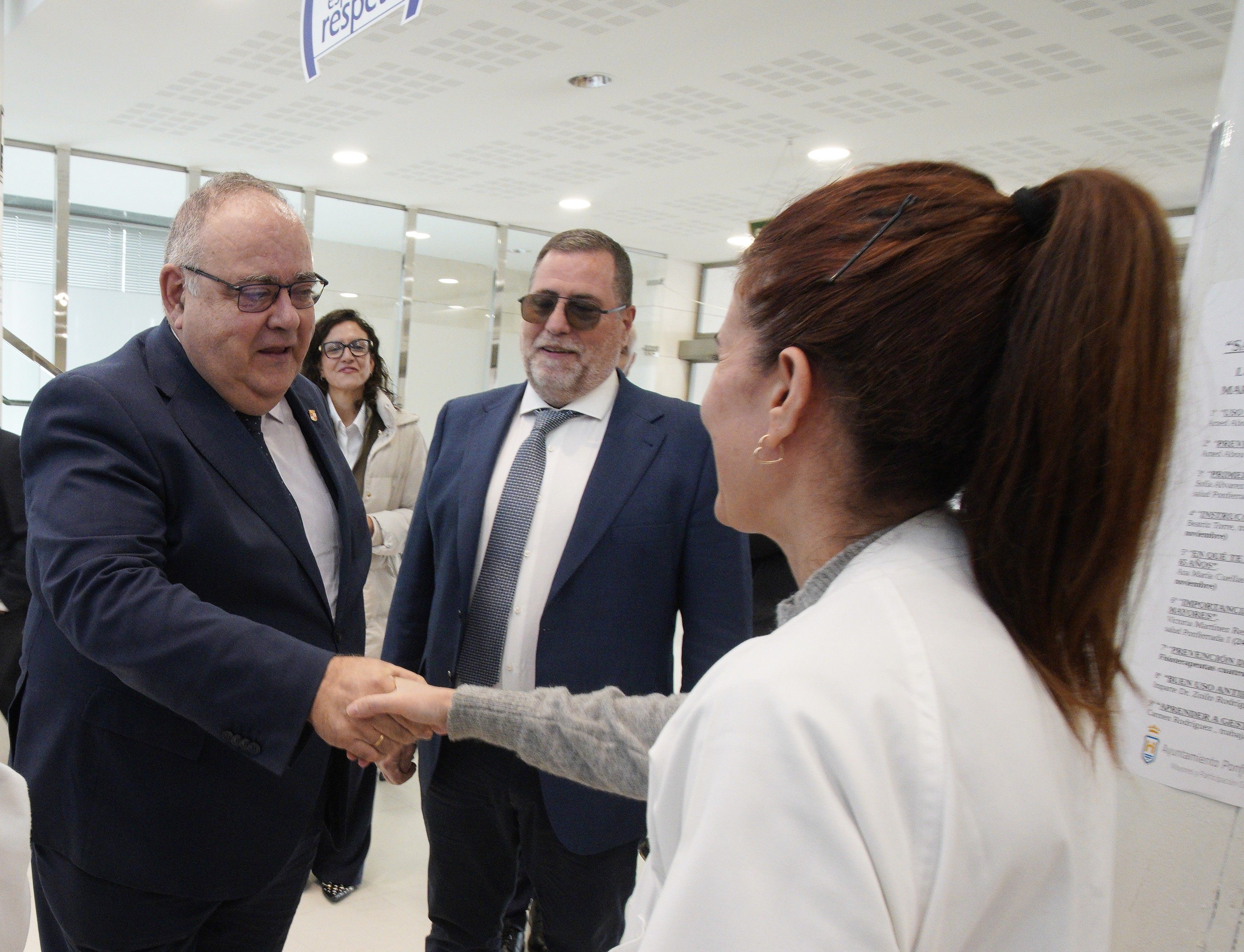 Vázquez con el personal de la Unidad del Dolor en el centro de Cuatrovientos. | ICAL