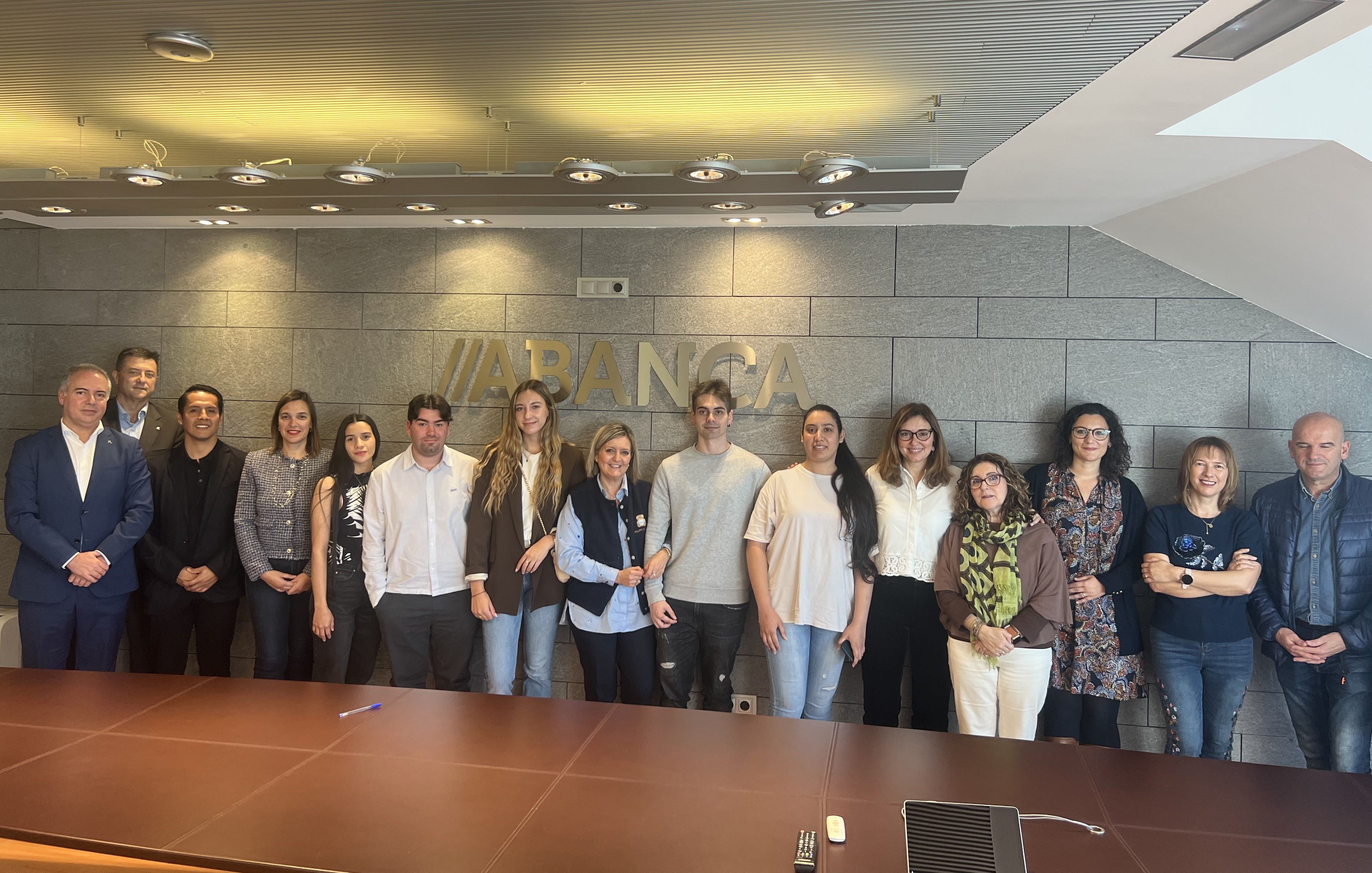 Ato de presentación y bienvenida de los becarios Abanca. | L.N.C. Ato de presentación y bienvenida de los becarios Abanca. | L.N.C.