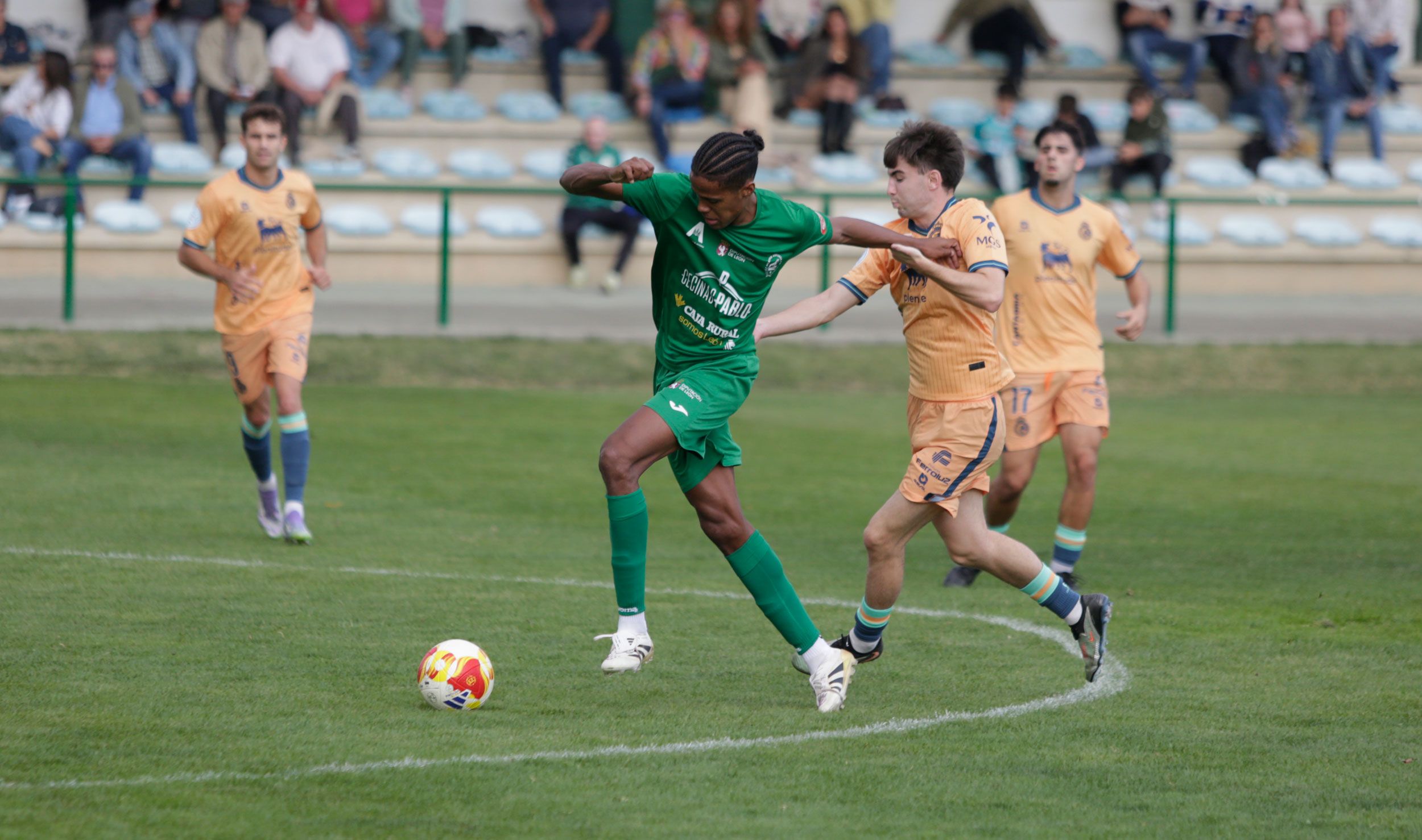 Un lance de un encuentro de liga del Astorga esta temporada. FERNANDO OTERO