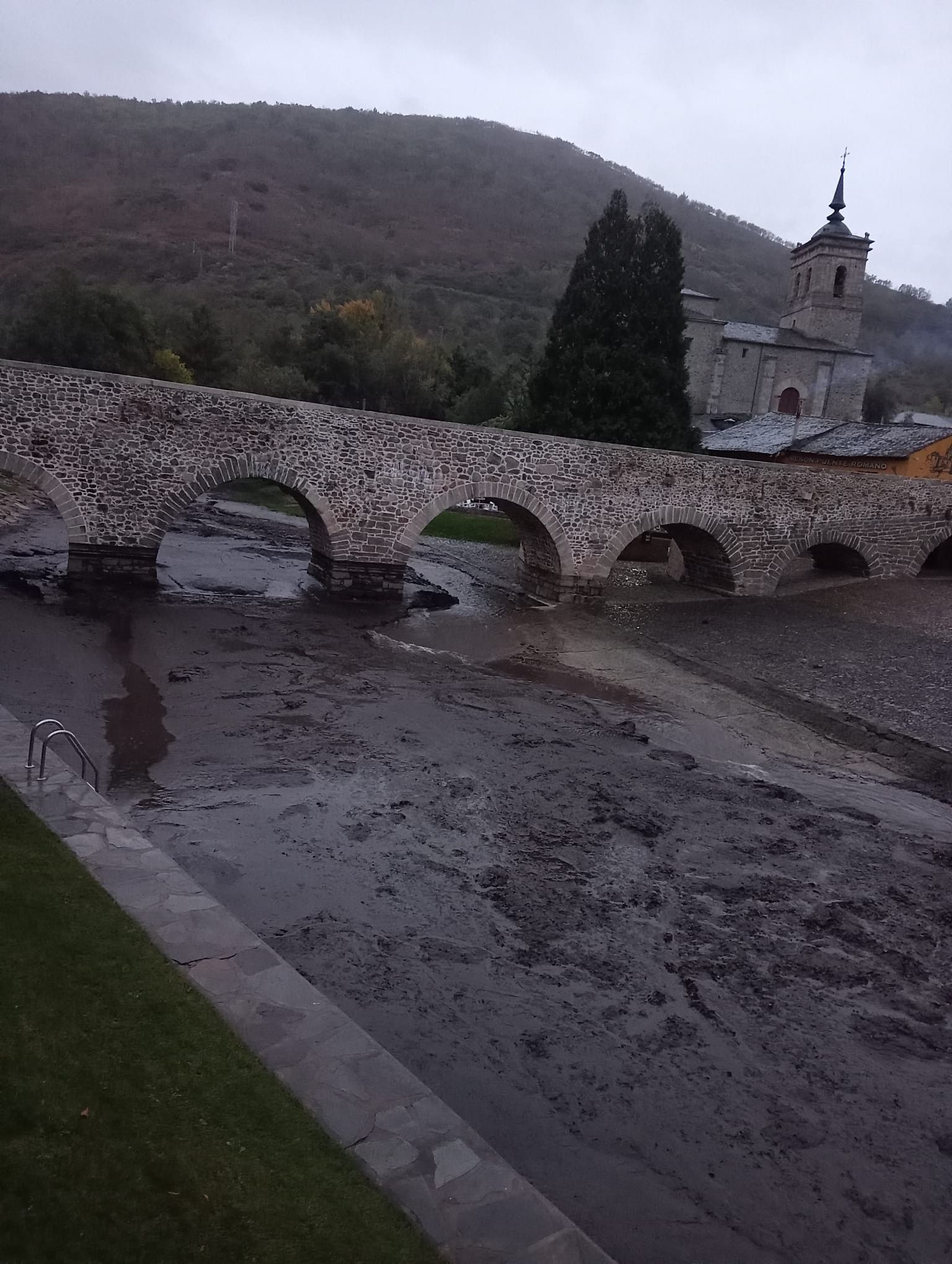 Aspecto del río Meruelo a su paso por Molinaseca estos días. | ASOCIACIÓN TYTO ALBA