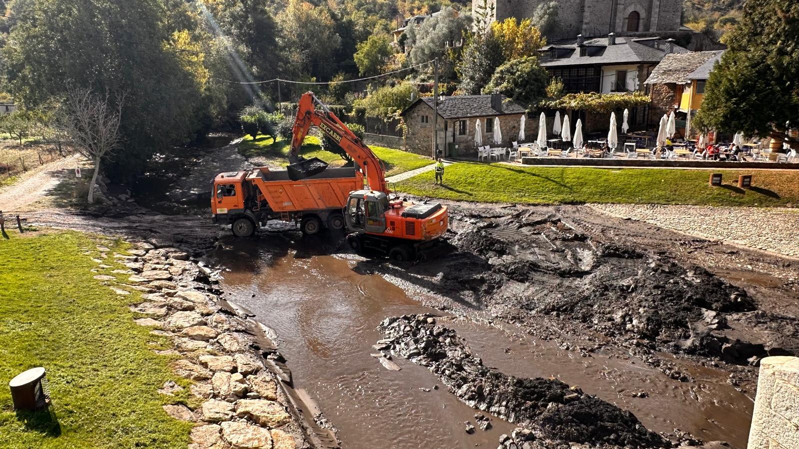 Obras en el río Meruelo tras quedar como un lodazal. Obras en el río Meruelo tras quedar como un lodazal.