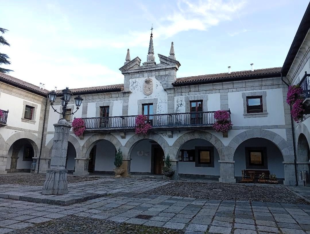 En la imagen, vista del Ayuntamiento de La Pola de Gordón. | ESTEFANÍA NIÑO