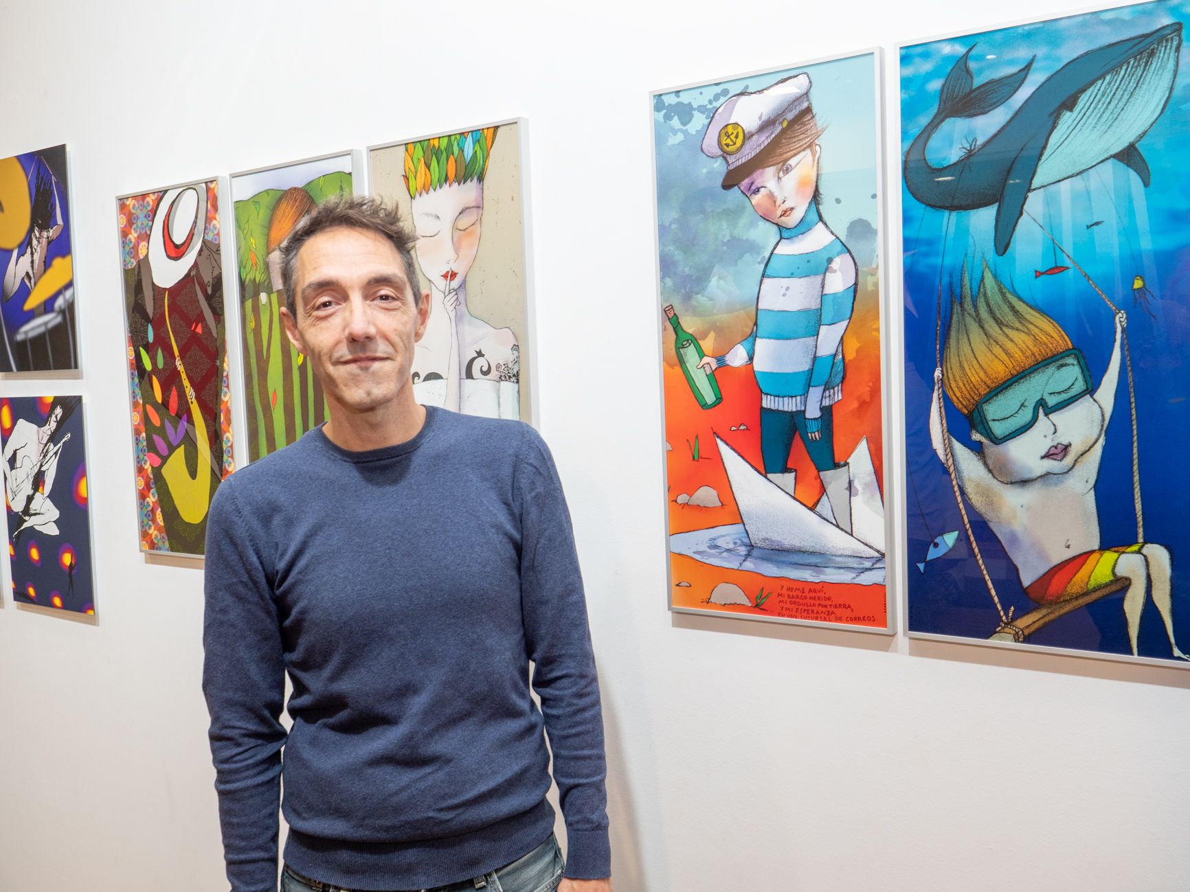 El ilustrador Jorge Barrientos junto a alguna de las obras expuestas en la galería Espacio E. | VICENTE GARCÍA El ilustrador Jorge Barrientos junto a alguna de las obras expuestas en la galería Espacio E. | VICENTE GARCÍA