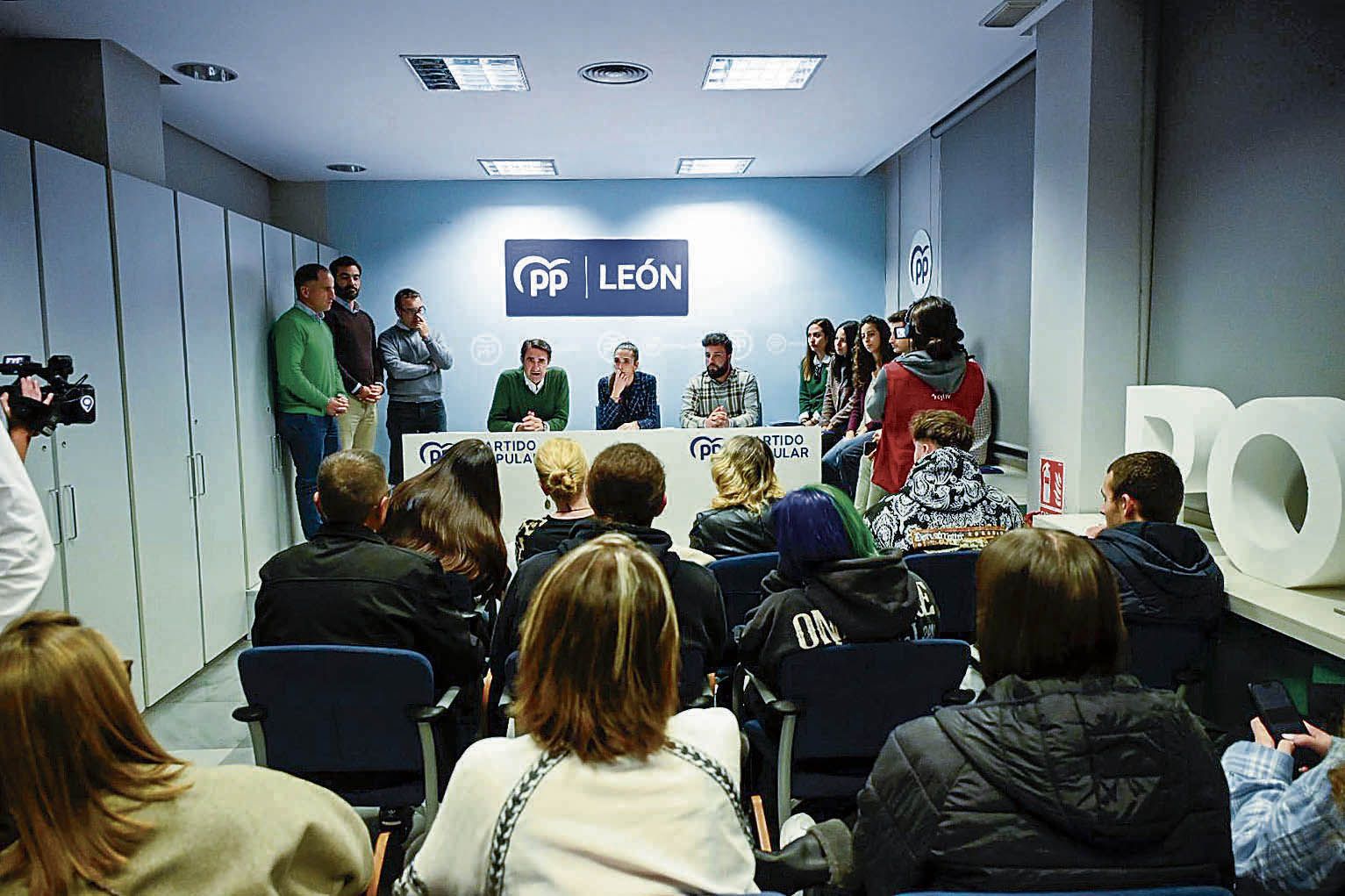 Andrea Ballesteros se reúne con jóvenes del PP en la sede leonesa del partido | SAUL ARÉN 
