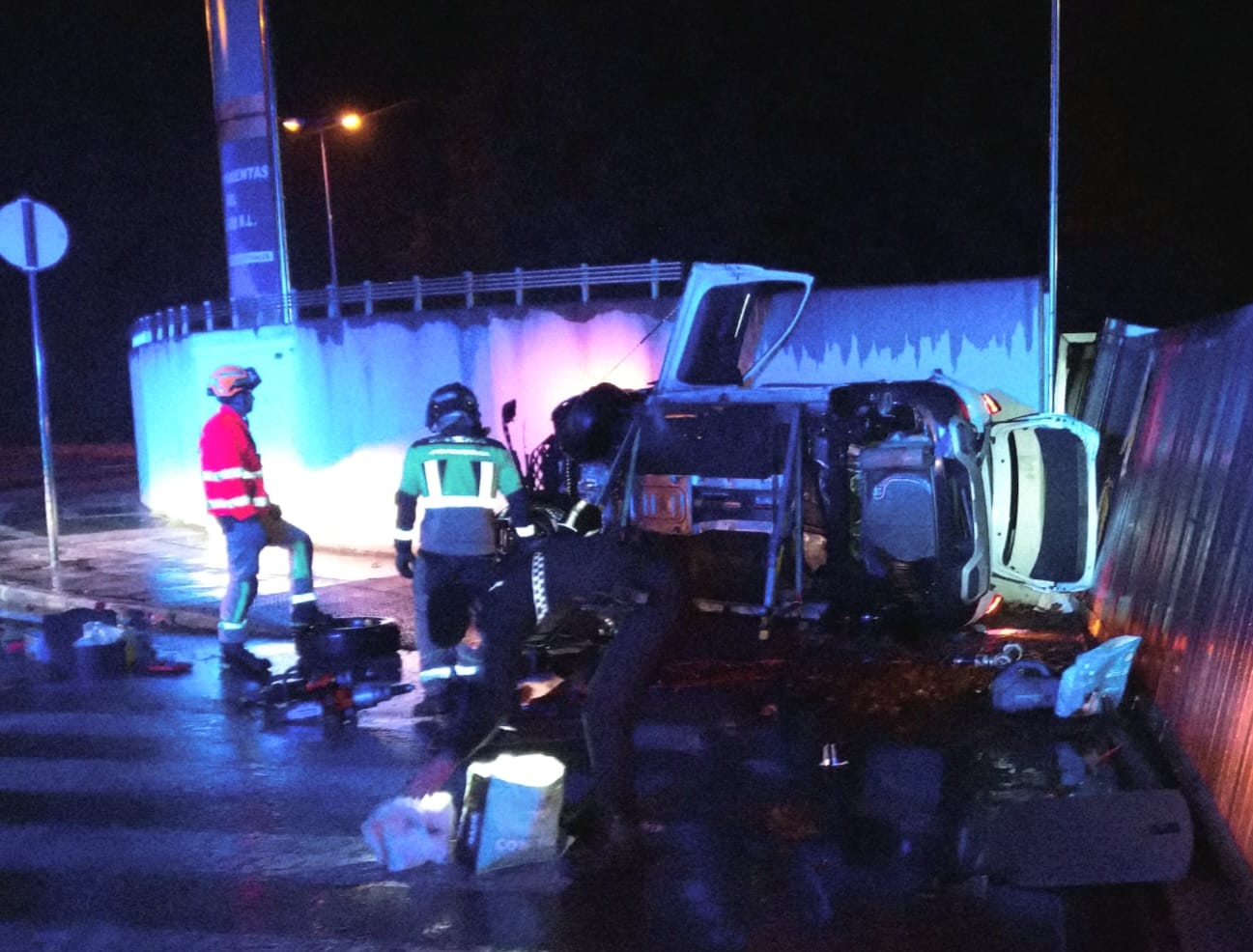 Actuación de los bomberos en el accidente. 