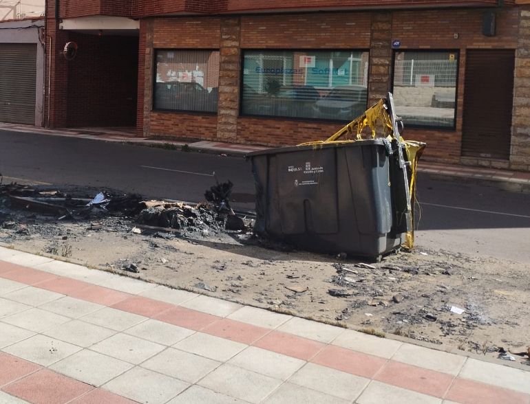 Contenedores quemados en San Andrés.