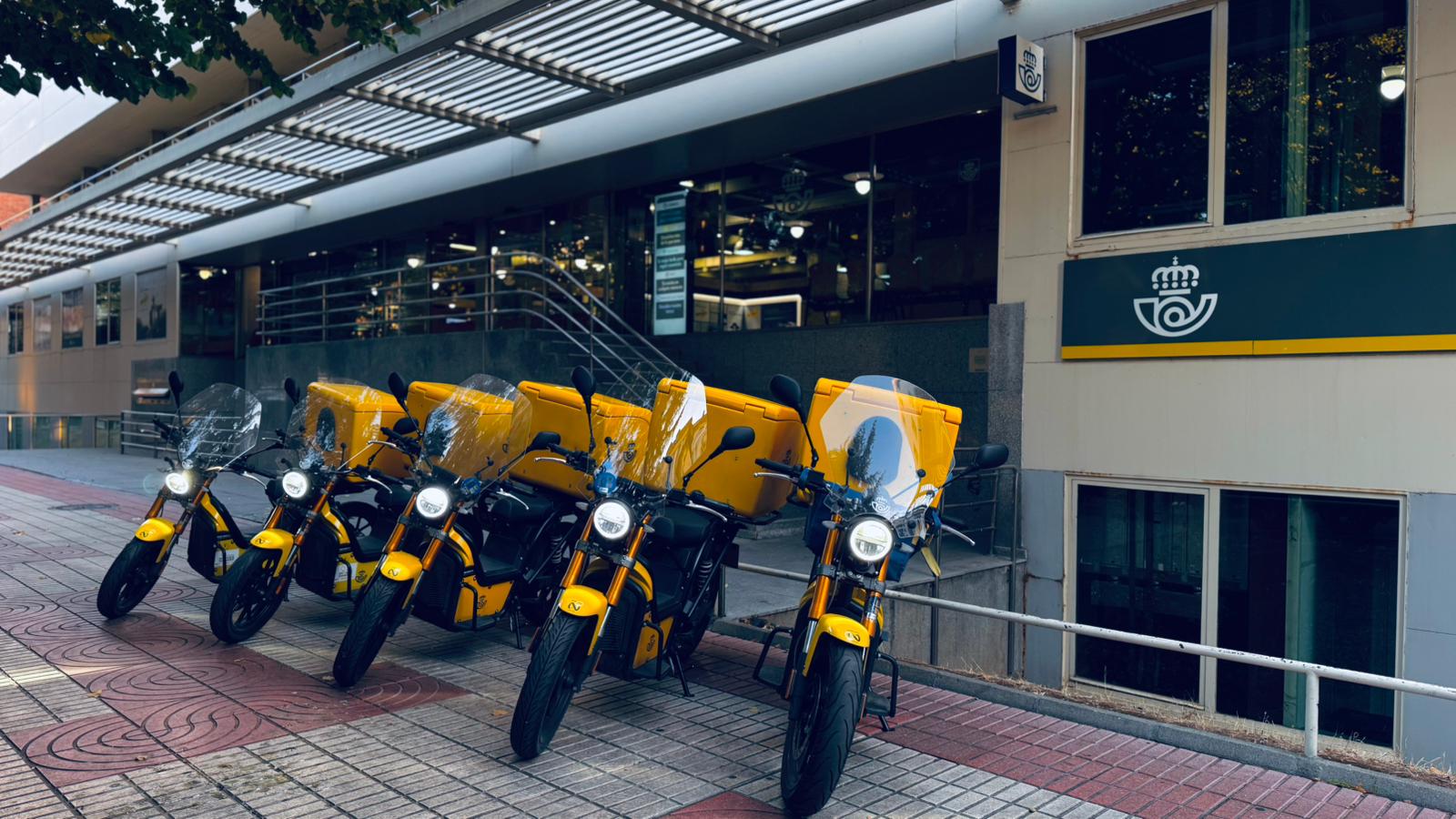 Nuevas motos eléctricas de Correos en León.