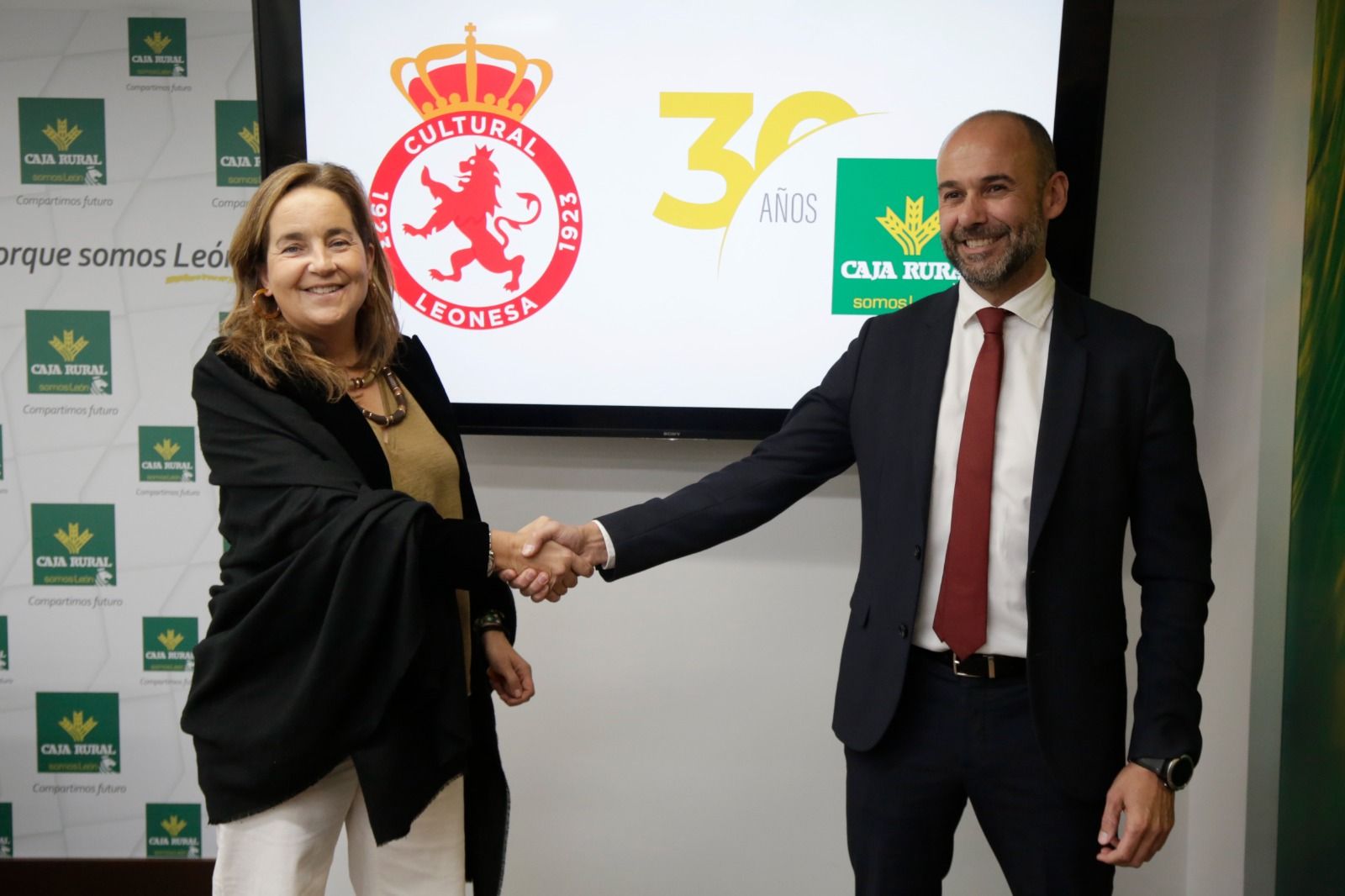 Natichu Alvarado y Fran González, durante la firma del acuerdo. | FERNANDO OTERO